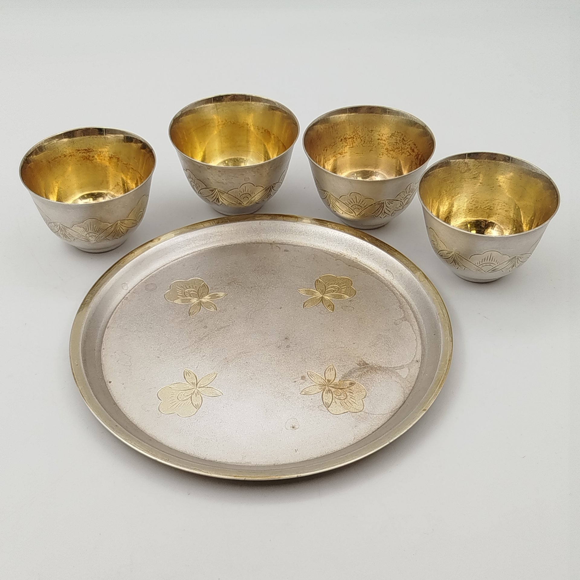 Набор для подачи крепких напитков на 4 персоны (4 стопки и поднос), украшенный растительным декором