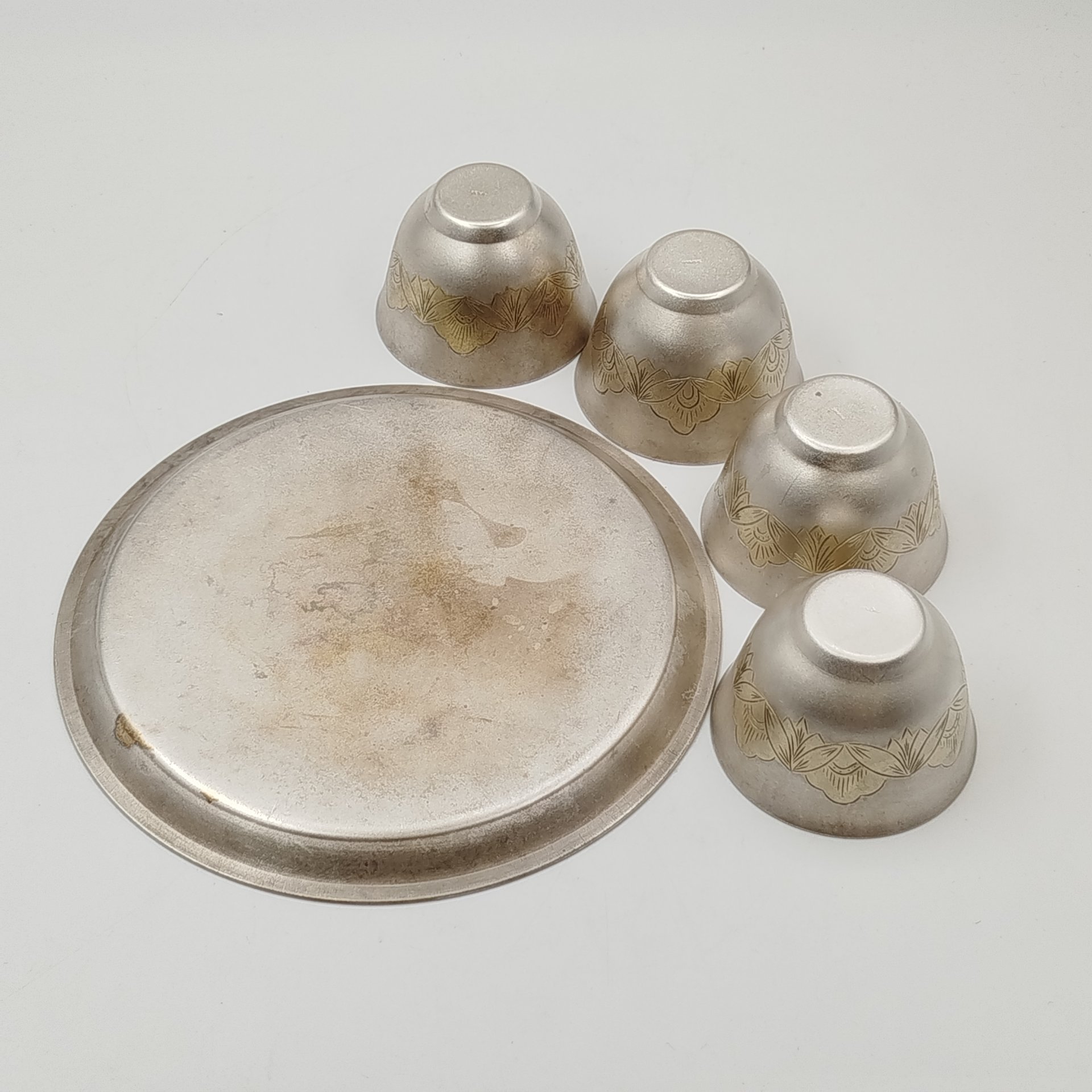 Набор для подачи крепких напитков на 4 персоны (4 стопки и поднос), украшенный растительным декором