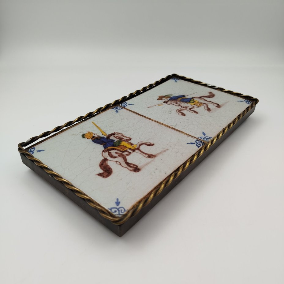 Небольшой поднос/подставка в металлической оправе, украшенный изображениями всадников