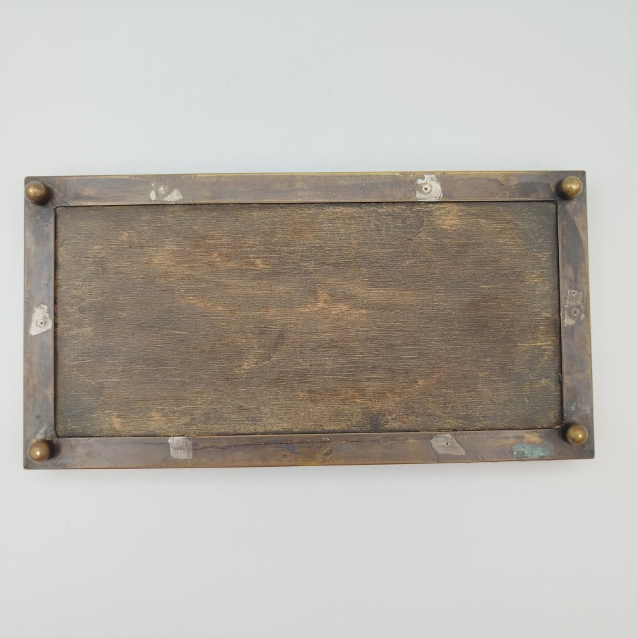 Небольшой поднос/подставка в металлической оправе, украшенный изображениями всадников