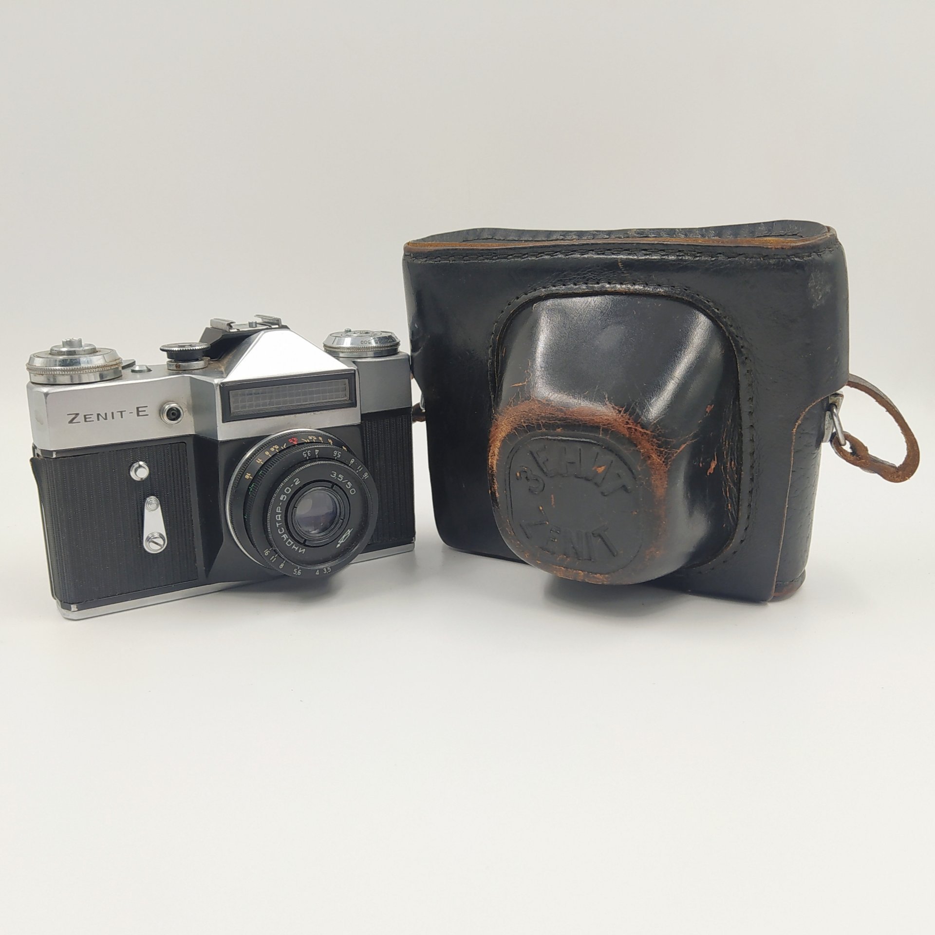 Фотоаппарат "Зенит-Е"  с объективом "Индустар-50-2"в оригинальном кофре, металл, стекло, пластик, кожа, Красногорский механический завод (КМЗ), СССР, 1976 г.