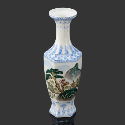 Ваза, украшенная традиционным китайским пейзажем с видом на бухту и горы, фарфор, трафарет, роспись, Китай, 1960-1980 гг.