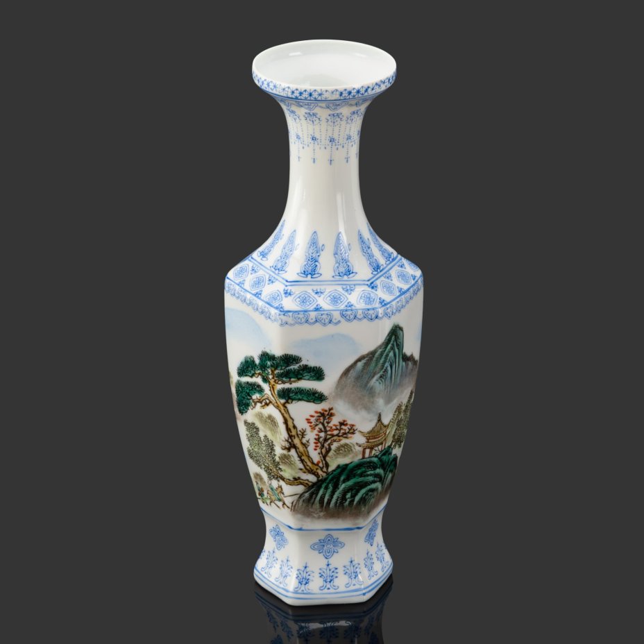 Ваза, украшенная традиционным китайским пейзажем с видом на бухту и горы, фарфор, штамповка, роспись, Китай, 1960-1980 гг.