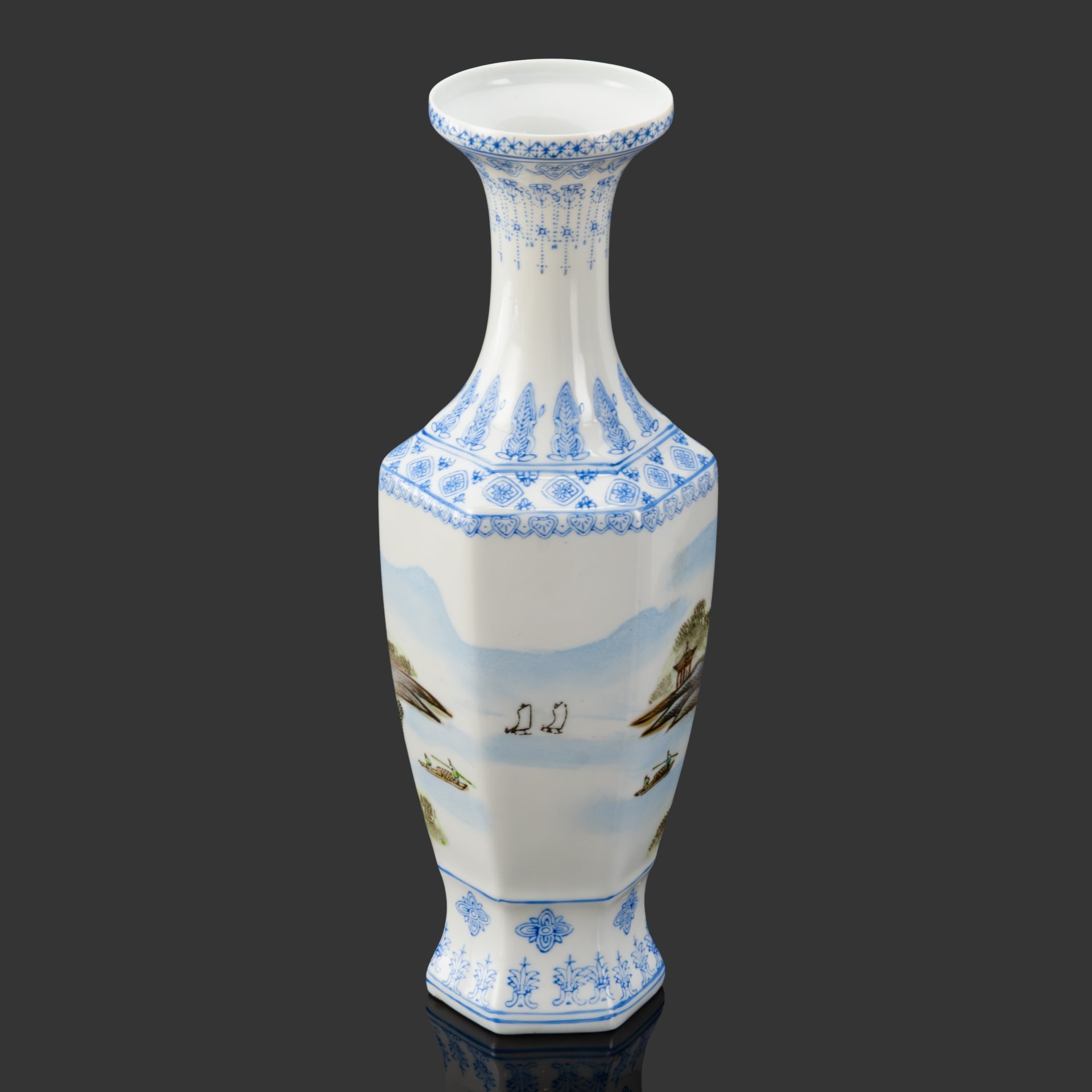 Ваза, украшенная традиционным китайским пейзажем с видом на бухту и горы, фарфор, трафарет, роспись, Китай, 1960-1980 гг.