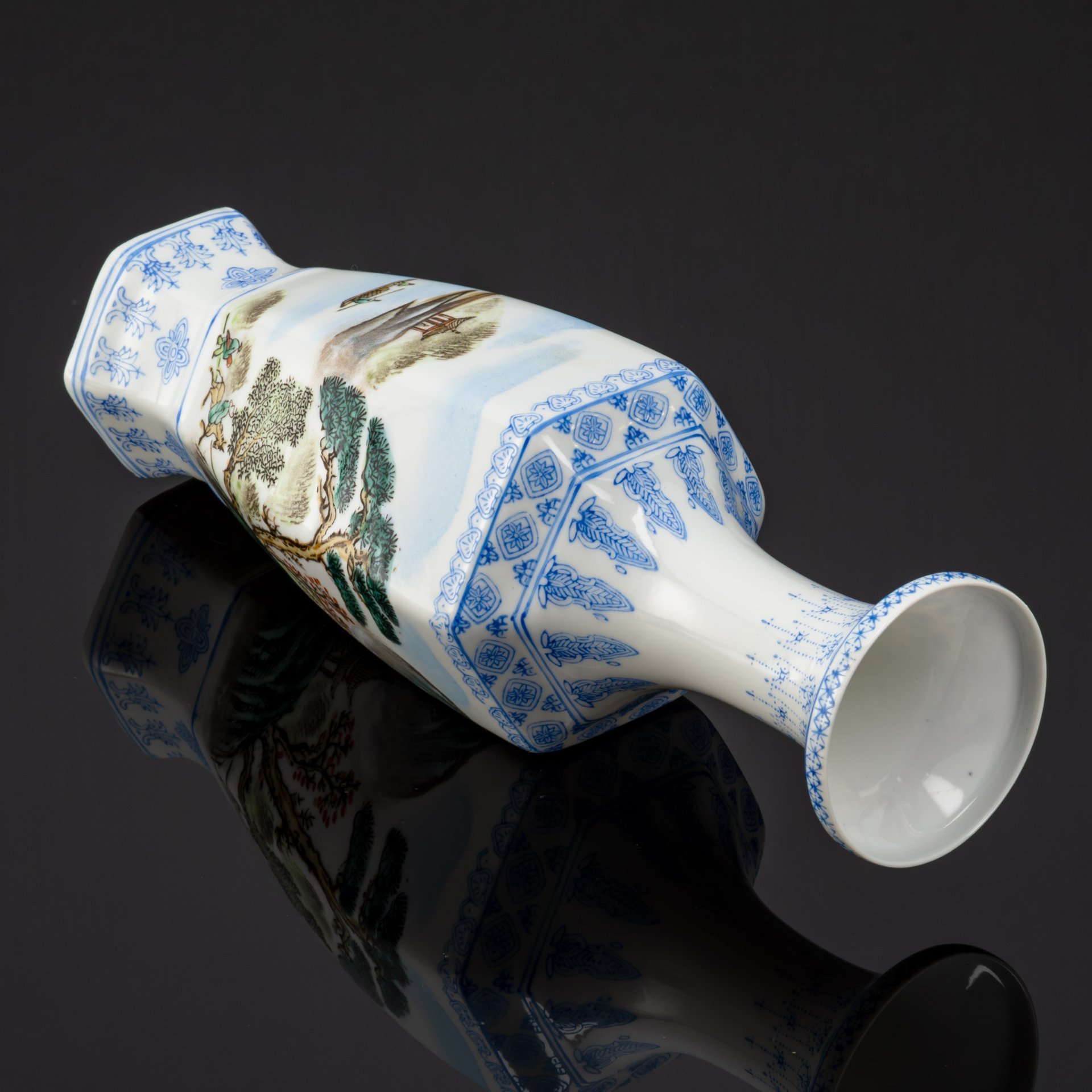 Ваза, украшенная традиционным китайским пейзажем с видом на бухту и горы, фарфор, трафарет, роспись, Китай, 1960-1980 гг.