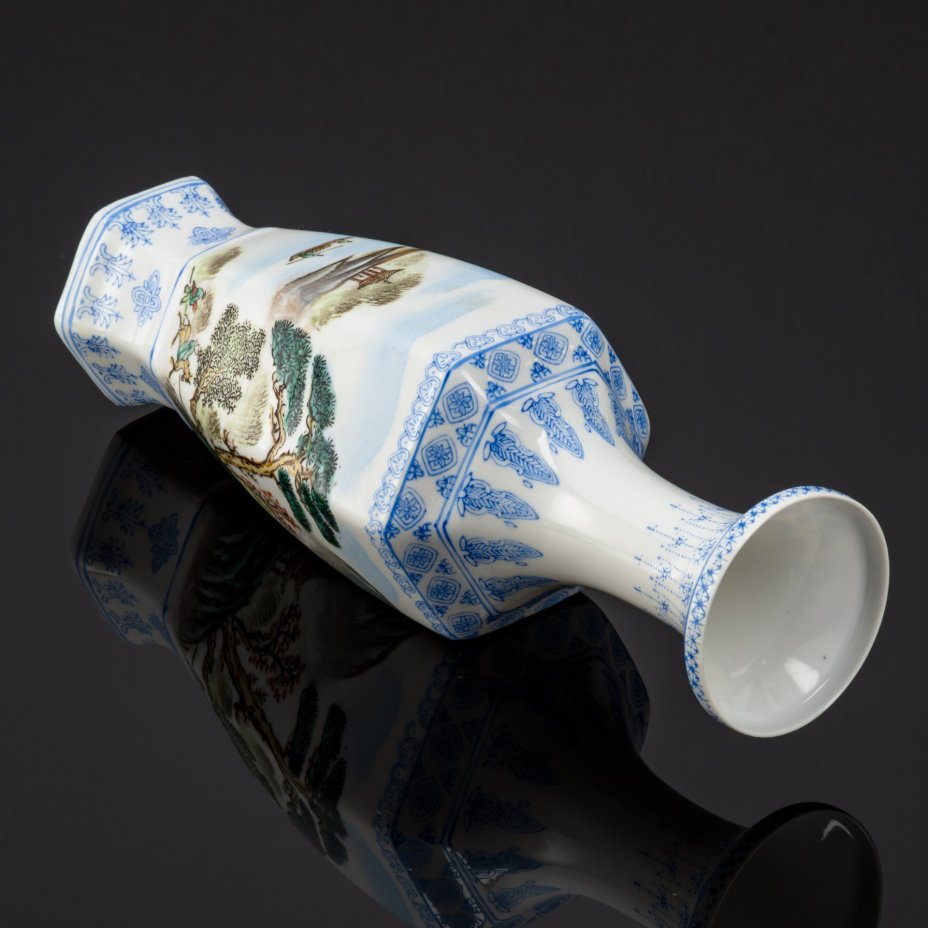 Ваза, украшенная традиционным китайским пейзажем с видом на бухту и горы, фарфор, трафарет, роспись, Китай, 1960-1980 гг.