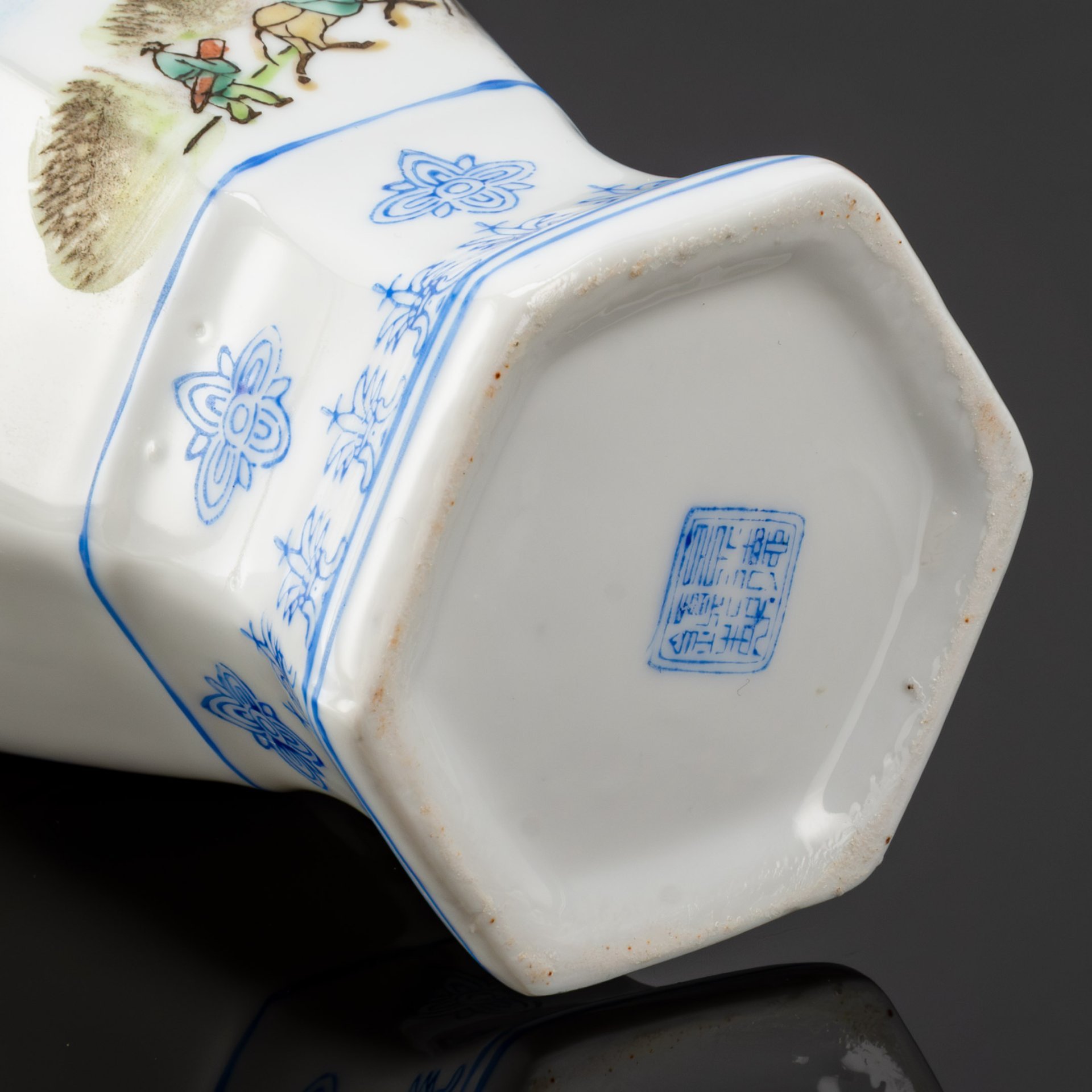 Ваза, украшенная традиционным китайским пейзажем с видом на бухту и горы, фарфор, трафарет, роспись, Китай, 1960-1980 гг.