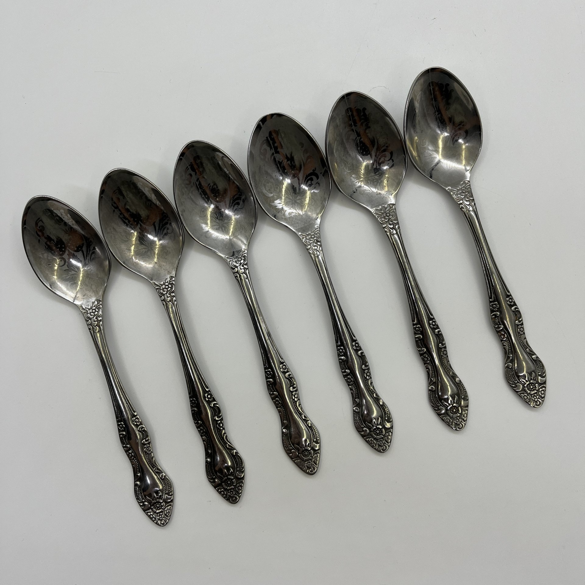 Набор из 6-ти чайных ложек, украшенных растительным декором, нержавеющая сталь, Павловский завод художественных металлоизделий им. С.М. Кирова, СССР, 1970-1990 гг.