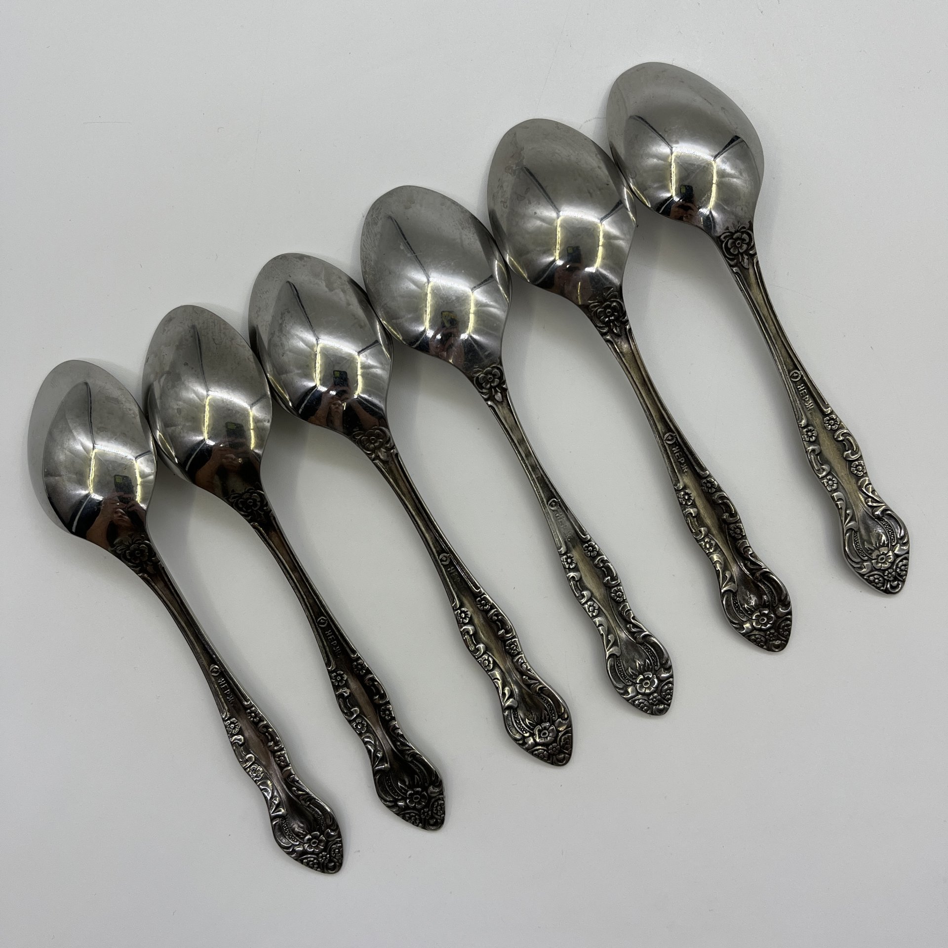 Набор из 6-ти чайных ложек, украшенных растительным декором, нержавеющая сталь, Павловский завод художественных металлоизделий им. С.М. Кирова, СССР, 1970-1990 гг.