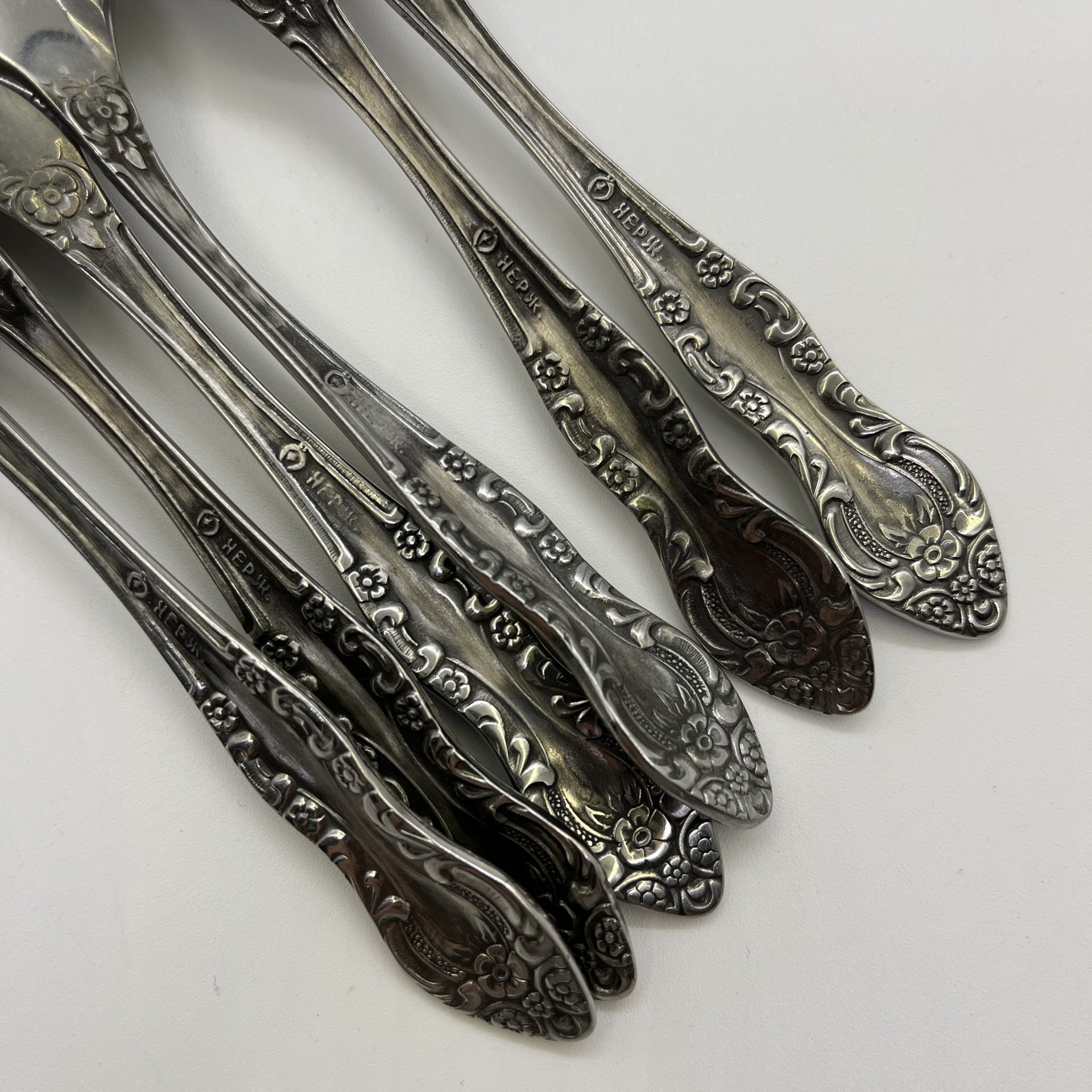 Набор из 6-ти чайных ложек, украшенных растительным декором, нержавеющая сталь, Павловский завод художественных металлоизделий им. С.М. Кирова, СССР, 1970-1990 гг.