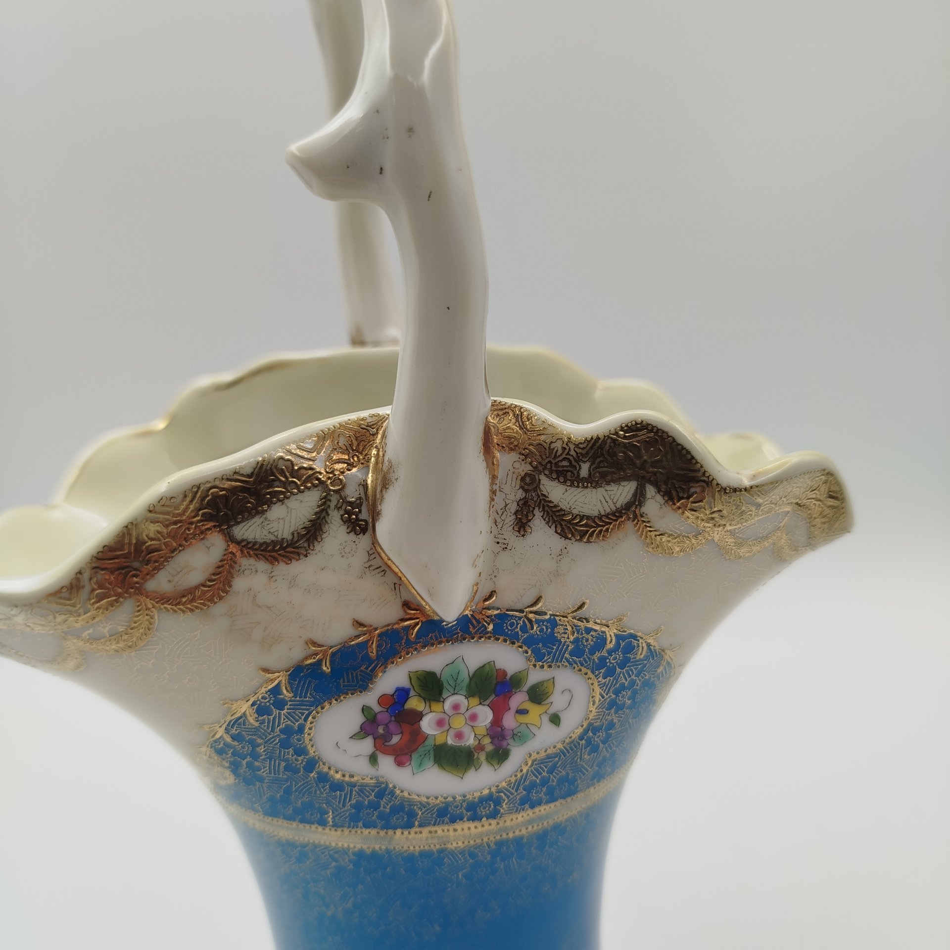 Ваза в форме корзинки, украшенная экзотическим цветочным декором, Noritake