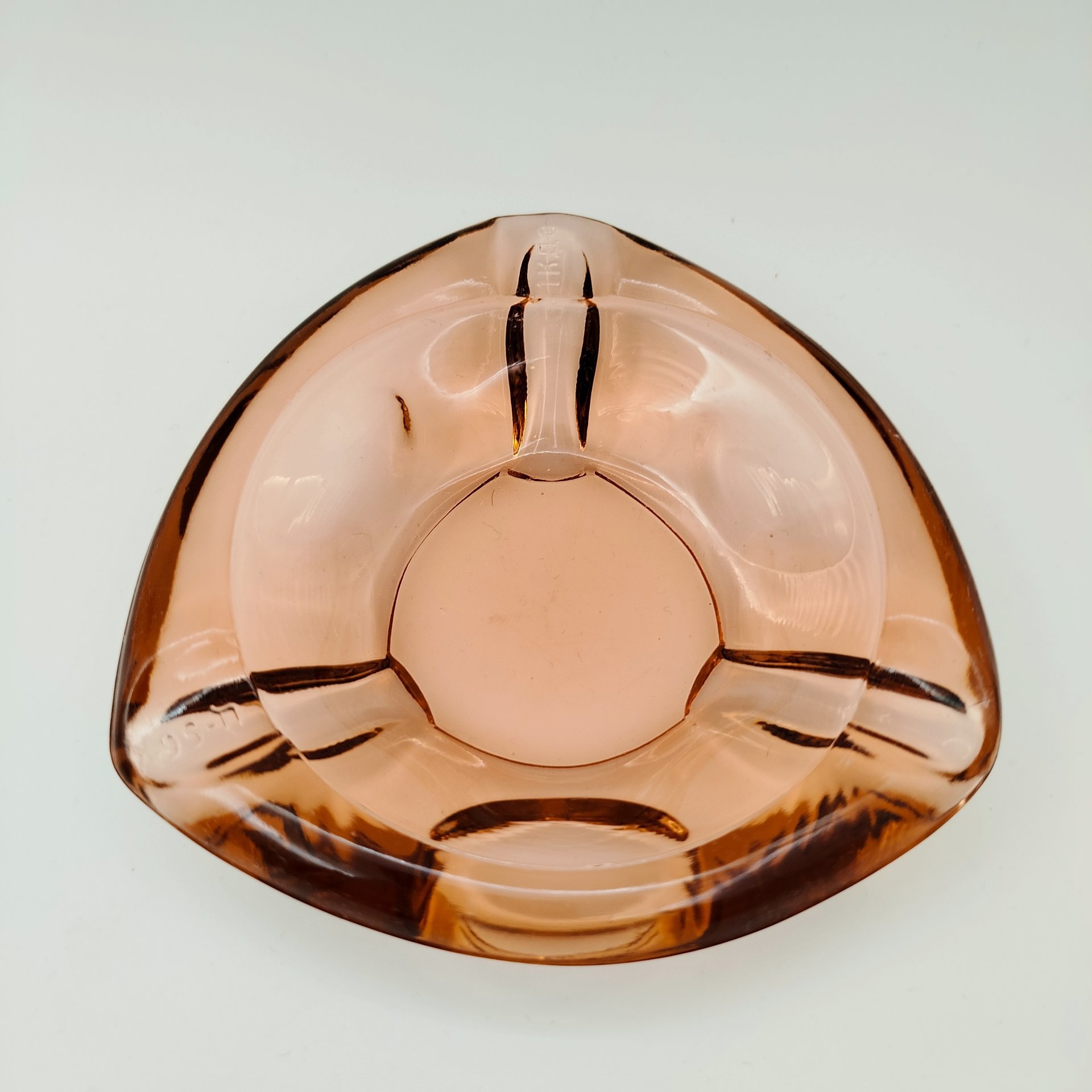 Пепельница карамельного оттенка, цветное стекло, Стекольный завод имени Первого коммунистического добровольческого отряда (1 КДО), СССР, 1960-1980 гг.