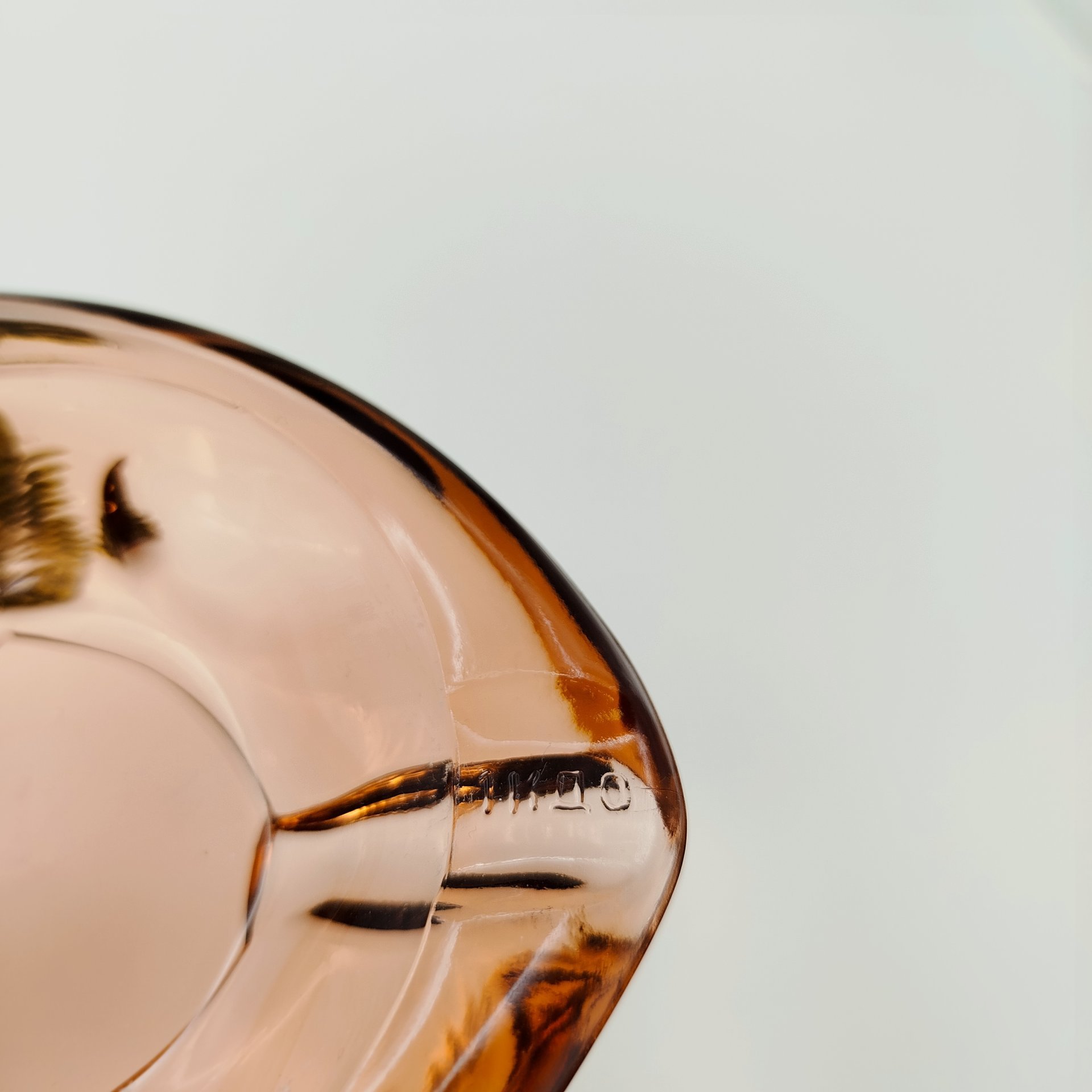 Пепельница карамельного оттенка, цветное стекло, Стекольный завод имени Первого коммунистического добровольческого отряда (1 КДО), СССР, 1960-1980 гг.