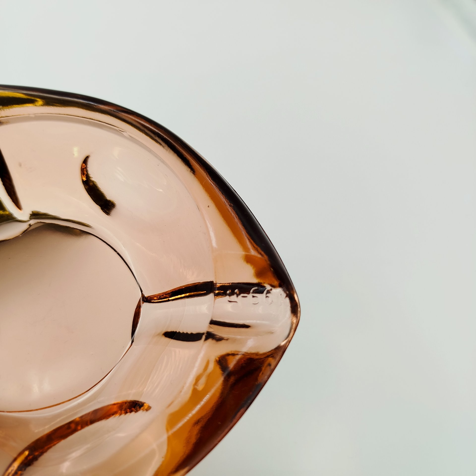 Пепельница карамельного оттенка, цветное стекло, Стекольный завод имени Первого коммунистического добровольческого отряда (1 КДО), СССР, 1960-1980 гг.