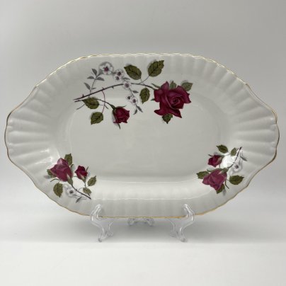 Блюдо овальной формы, украшенное изображением розы