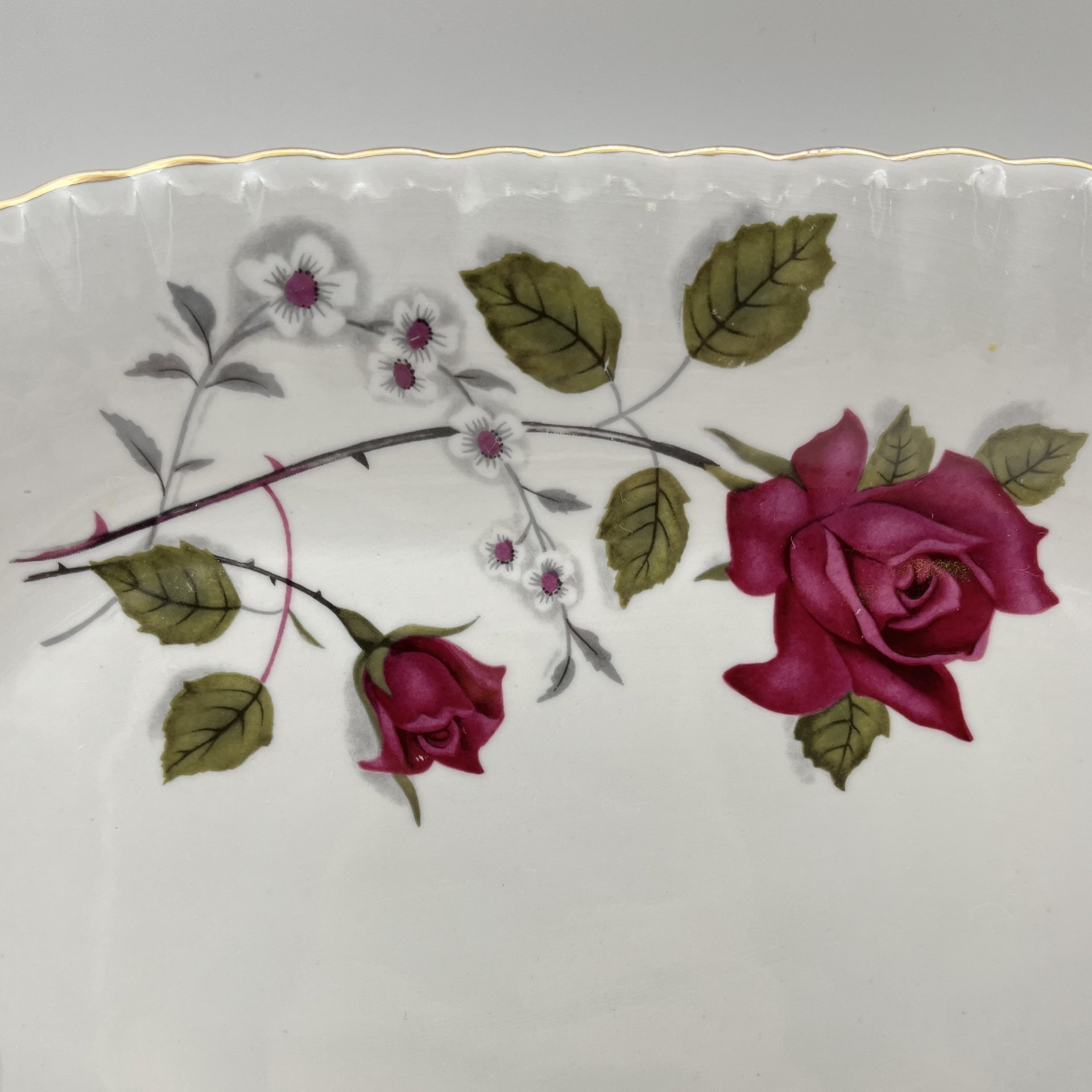 Блюдо овальной формы, украшенное изображением розы