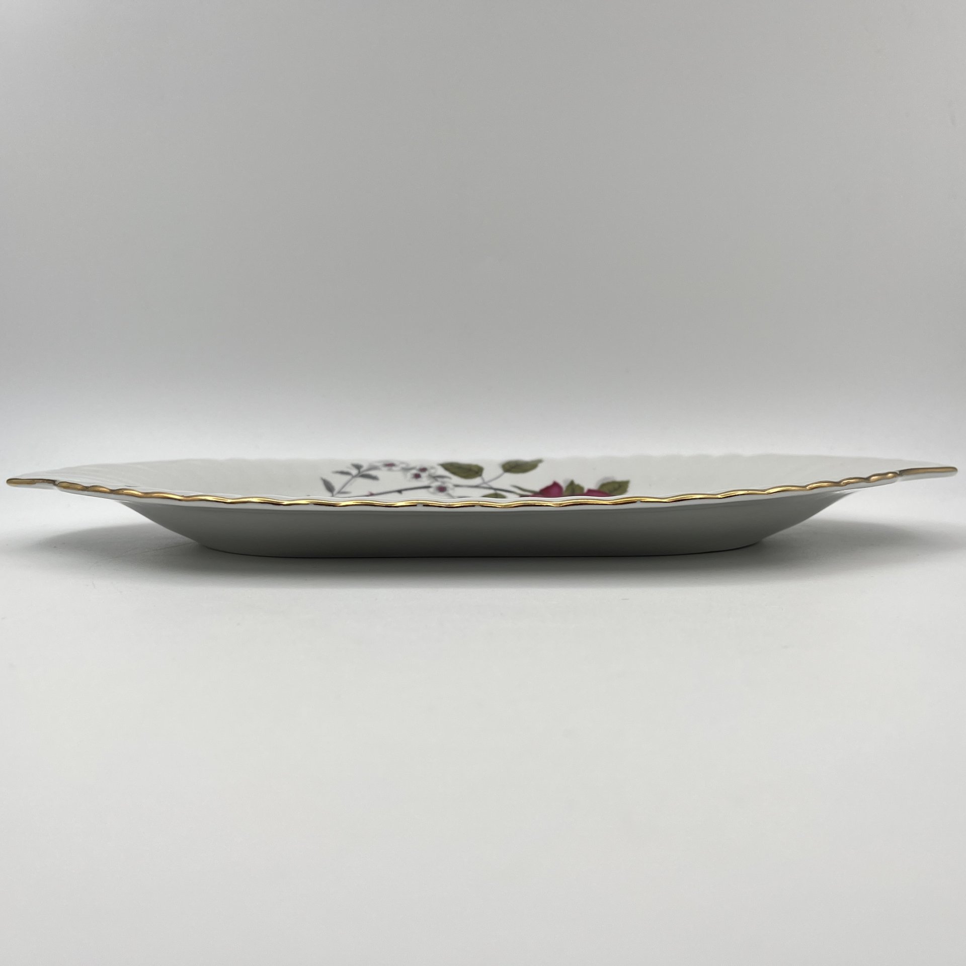 Блюдо овальной формы, украшенное изображением розы