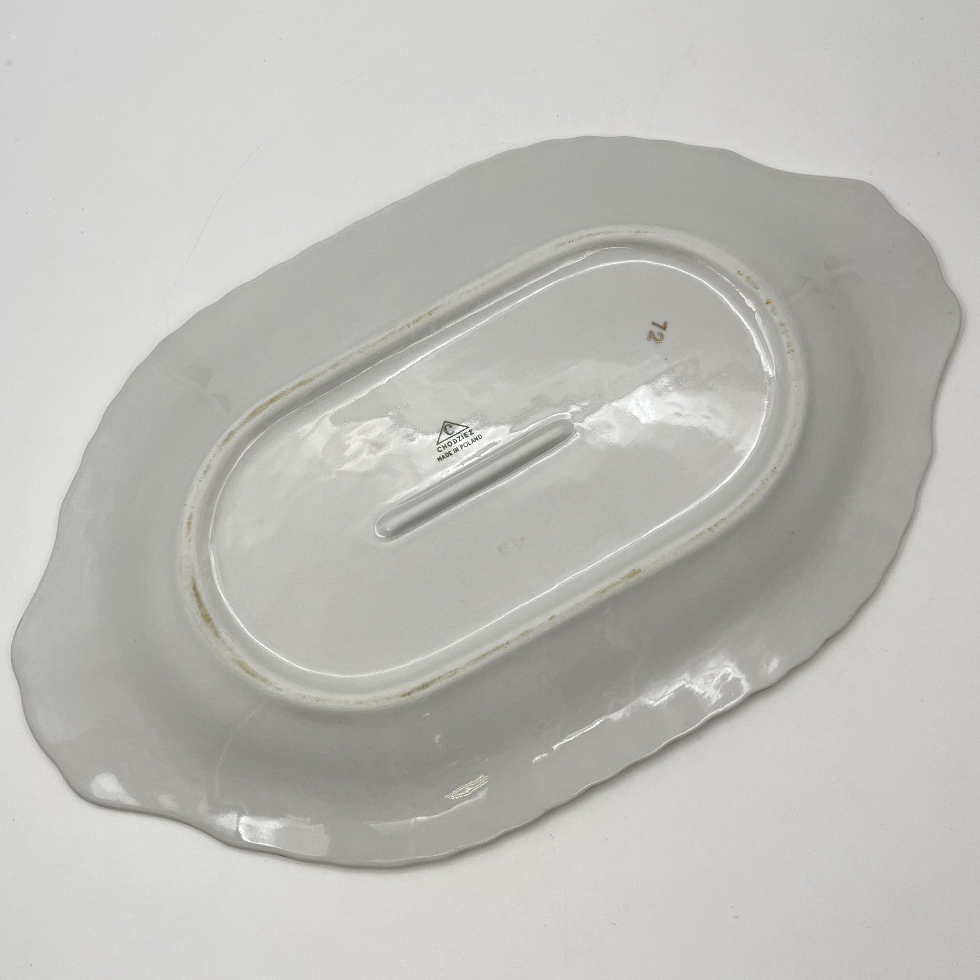 Блюдо овальной формы, украшенное изображением розы