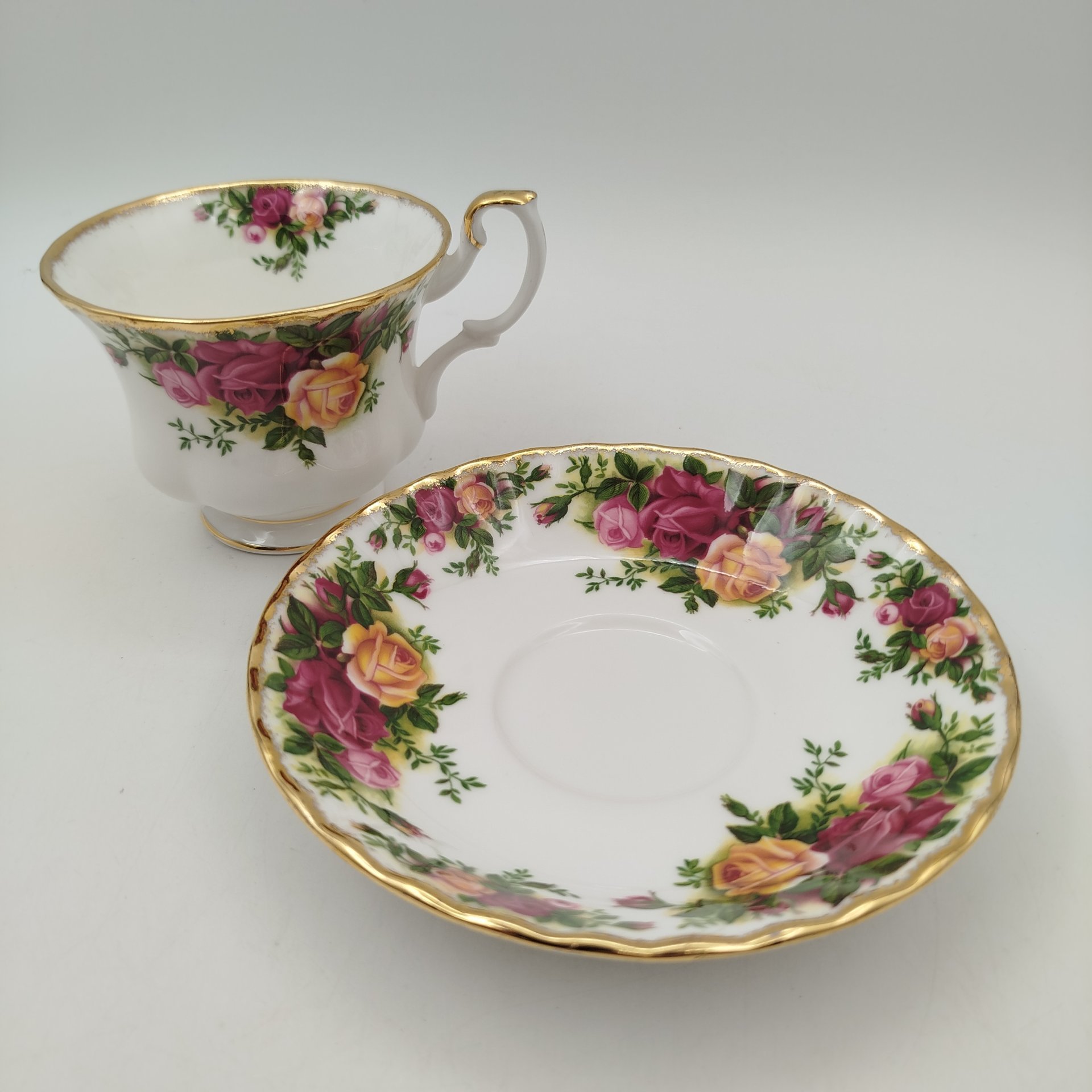 Чайная пара "Old Country Roses" ("Старые деревенские розы"), фарфор, деколь, золочение, Royal Albert, Великобритания, 1960-1980 гг.