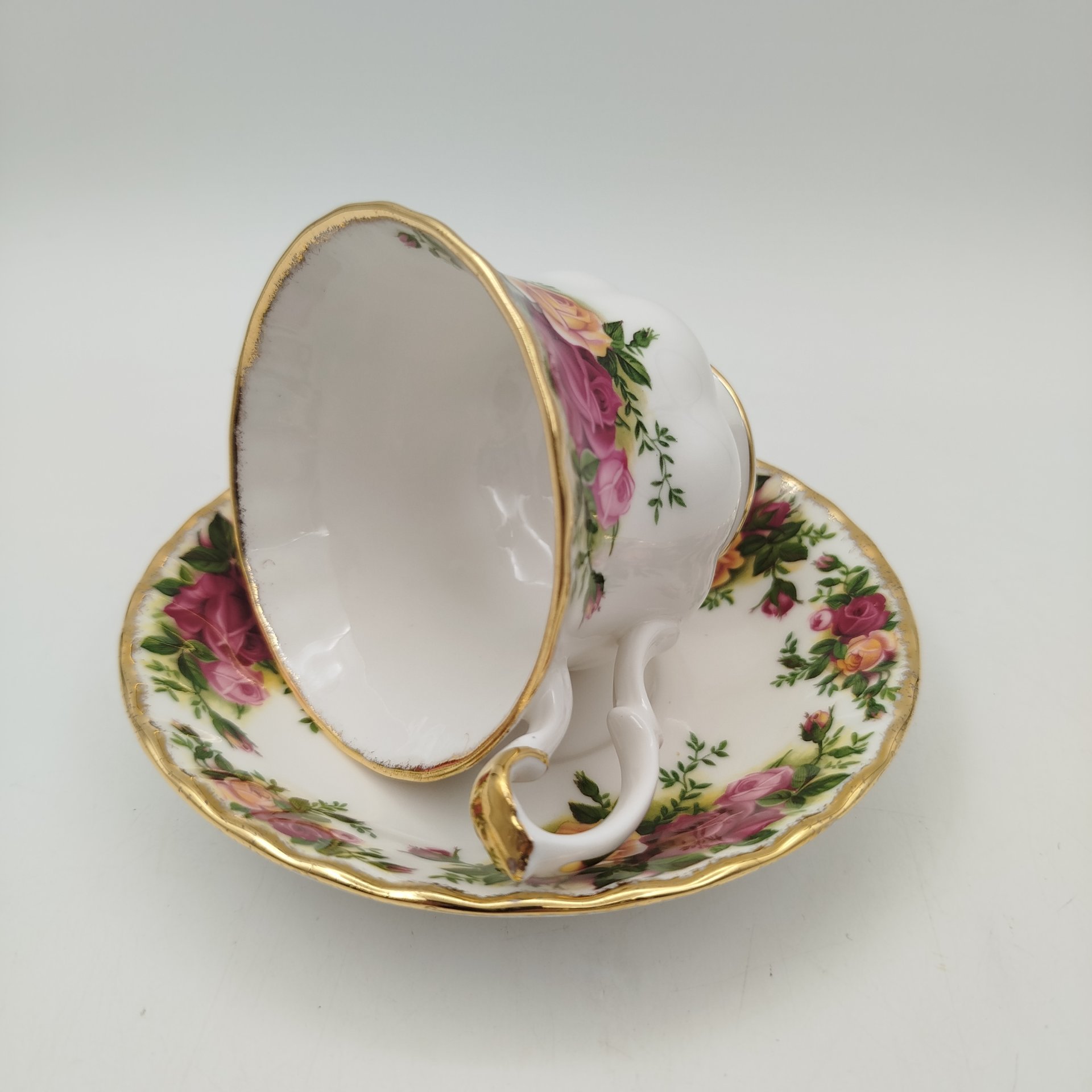 Чайная пара "Old Country Roses" ("Старые деревенские розы"), фарфор, деколь, золочение, Royal Albert, Великобритания, 1960-1980 гг.