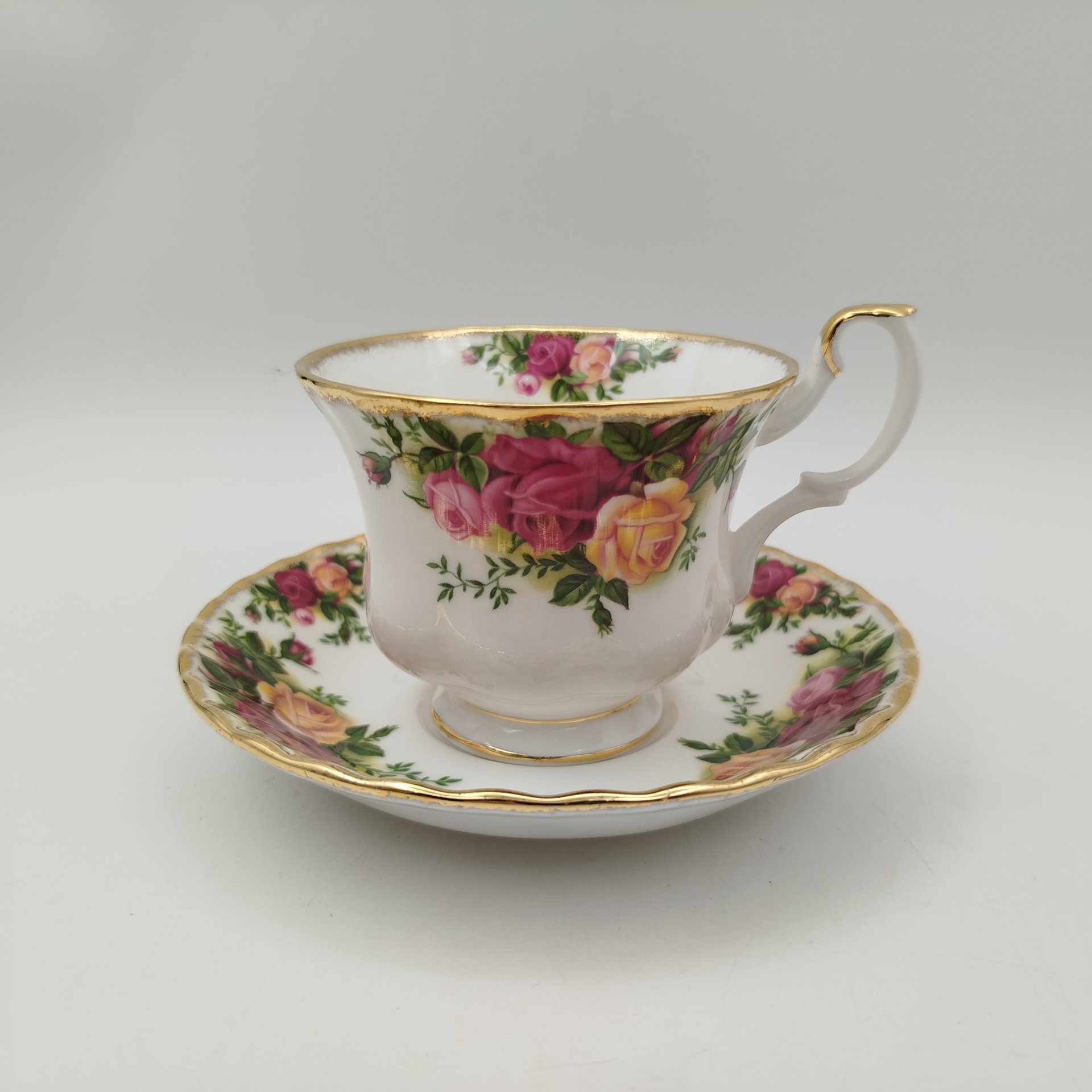 Чайная пара "Old Country Roses" ("Старые деревенские розы"), фарфор, деколь, золочение, Royal Albert, Великобритания, 1960-1980 гг., Royal Albert