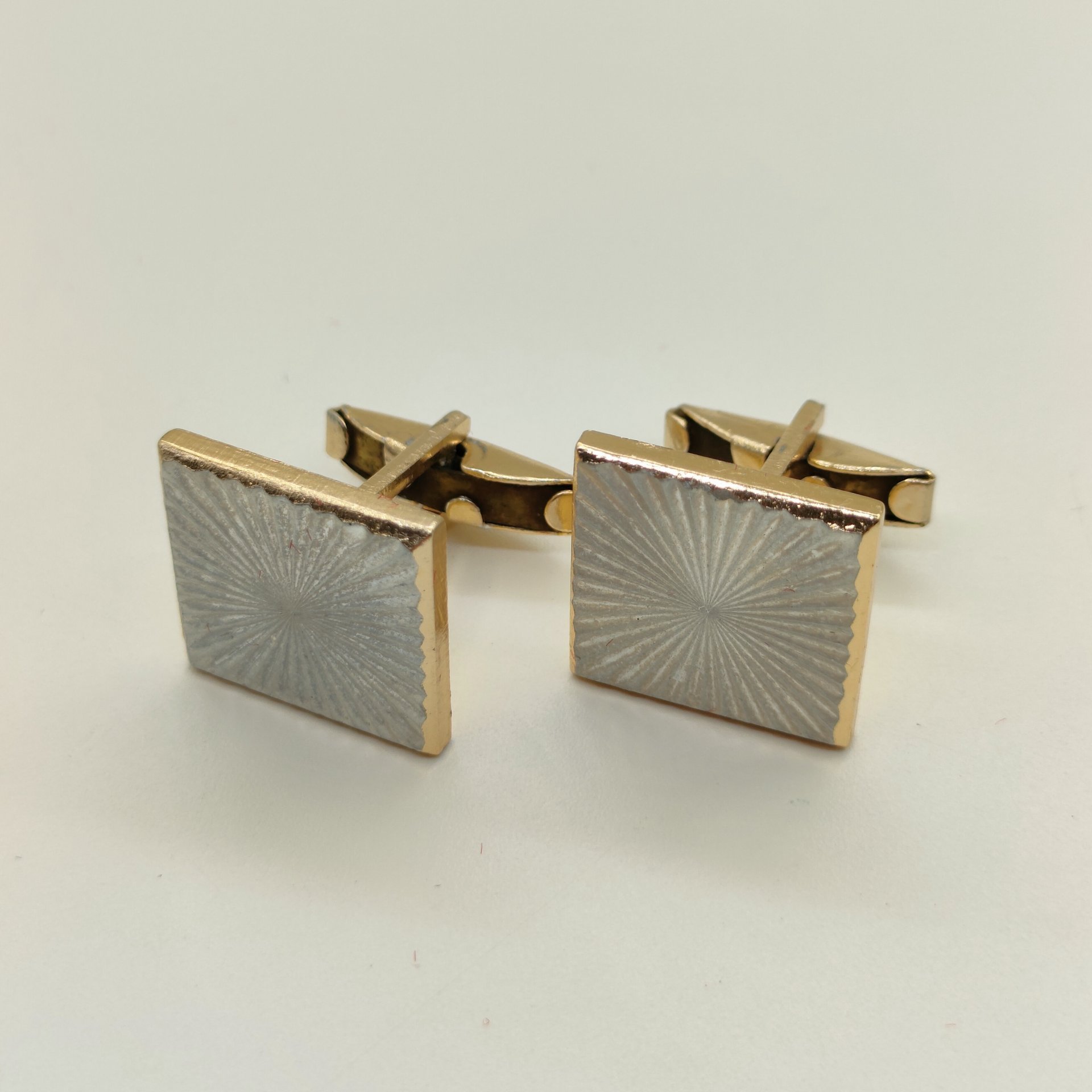 Запонки квадратной формы с рельефным декором