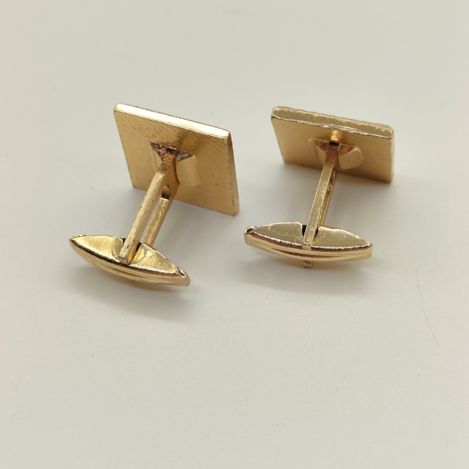 Запонки квадратной формы с рельефным декором