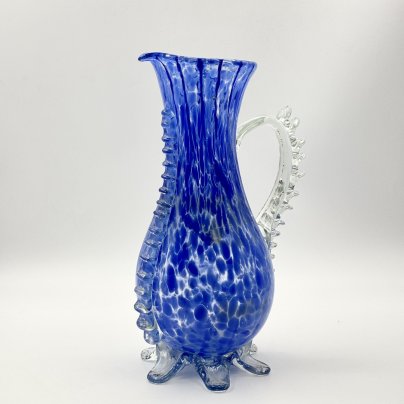 Кувшин сине-голубых оттенков, украшенный лепным декором, стекло, гутная техника, Гусевской хрустальный завод (Гусь-Хрустальный), СССР, 1970-1980 гг.