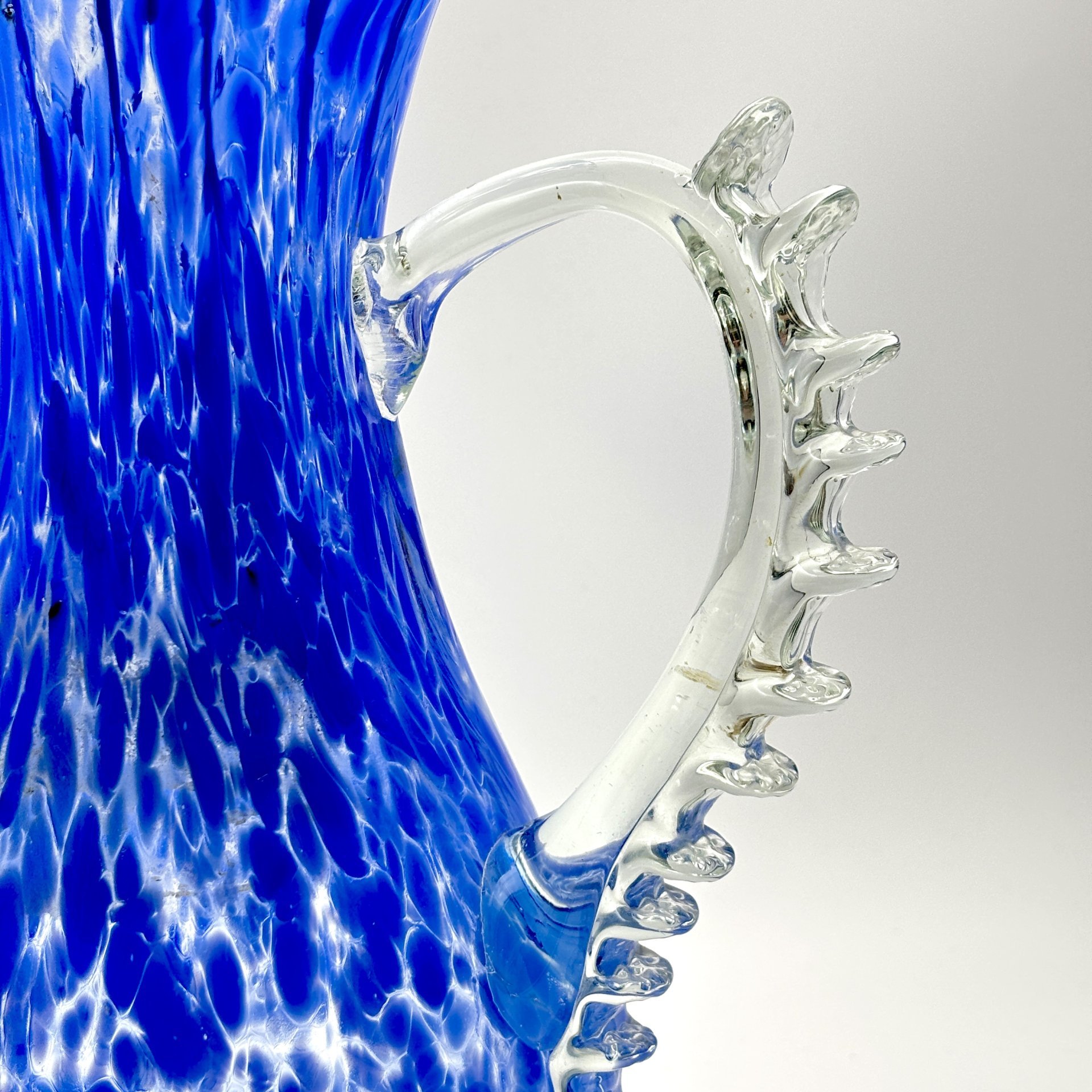 Кувшин сине-голубых оттенков, украшенный лепным декором, стекло, гутная техника, Гусевской хрустальный завод (Гусь-Хрустальный), СССР, 1970-1980 гг.