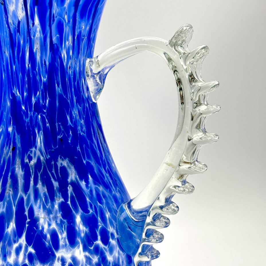 Кувшин сине-голубых оттенков, украшенный лепным декором, стекло, гутная техника, Гусевской хрустальный завод (Гусь-Хрустальный), СССР, 1970-1980 гг.