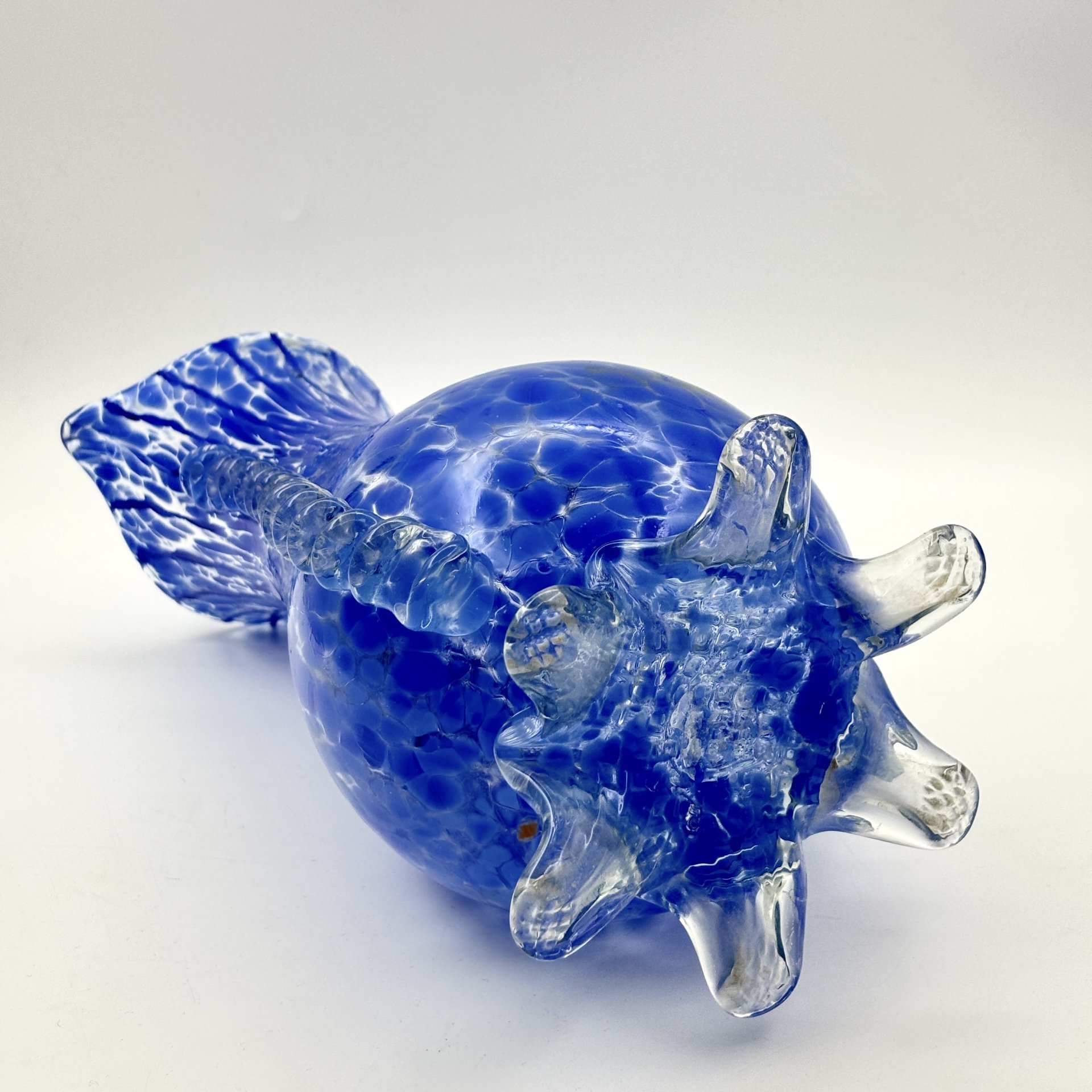 Кувшин сине-голубых оттенков, украшенный лепным декором, стекло, гутная техника, Гусевской хрустальный завод (Гусь-Хрустальный), СССР, 1970-1980 гг.