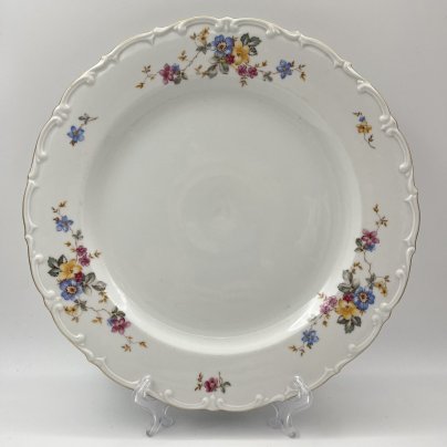 Блюдо круглой формы с цветочным и рельефным декором