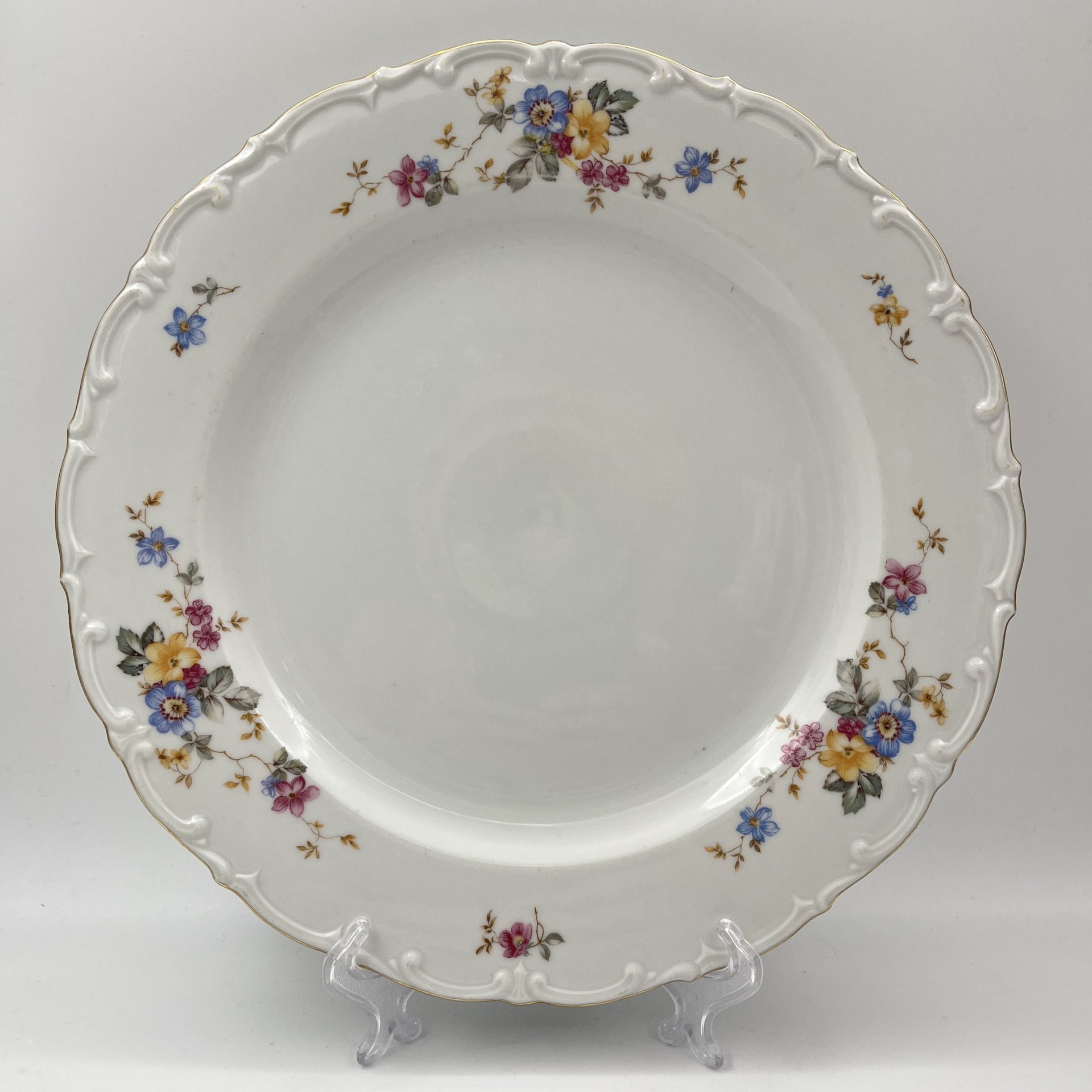 Блюдо круглой формы с цветочным и рельефным декором