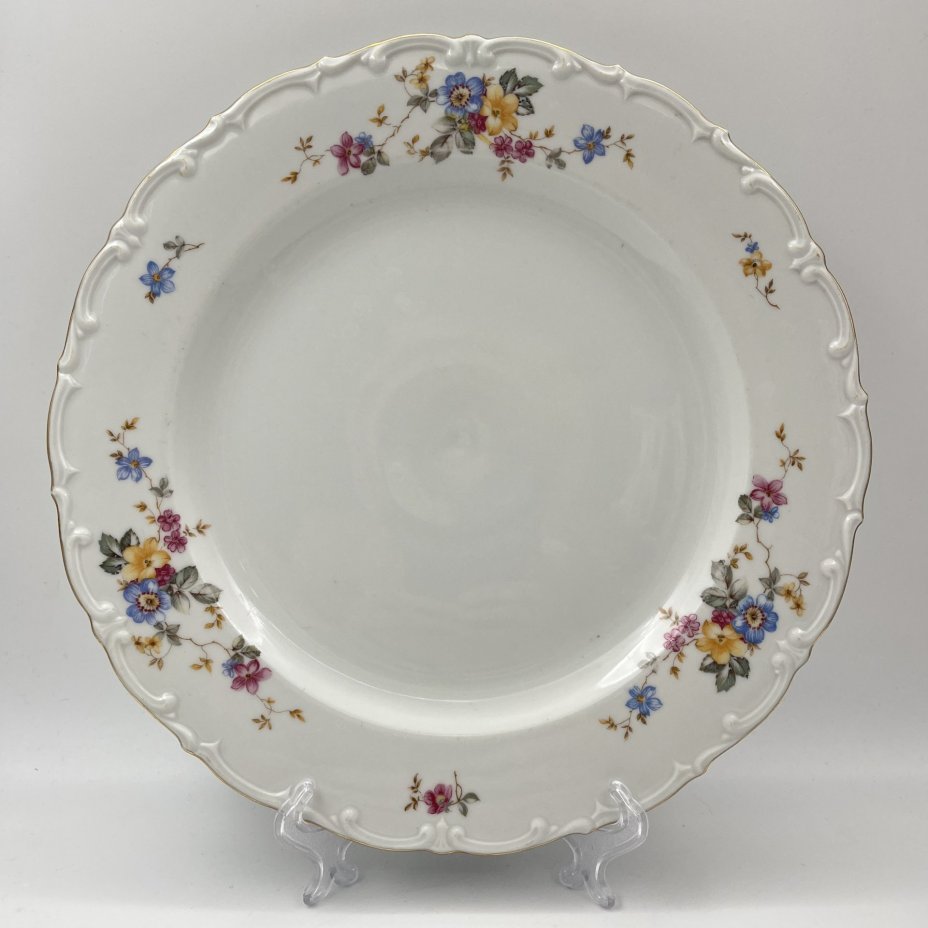 Блюдо круглой формы с цветочным и рельефным декором