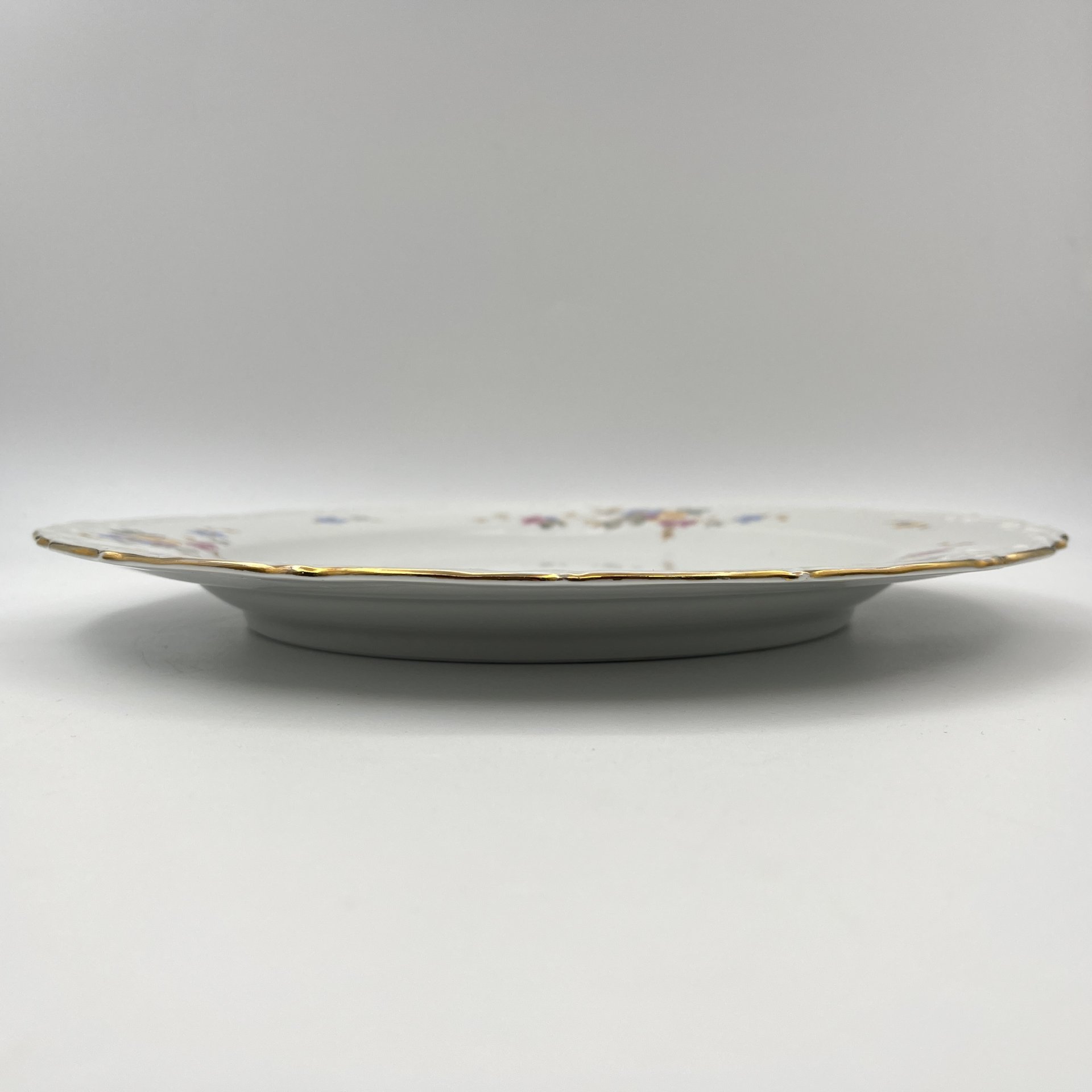 Блюдо круглой формы с цветочным и рельефным декором