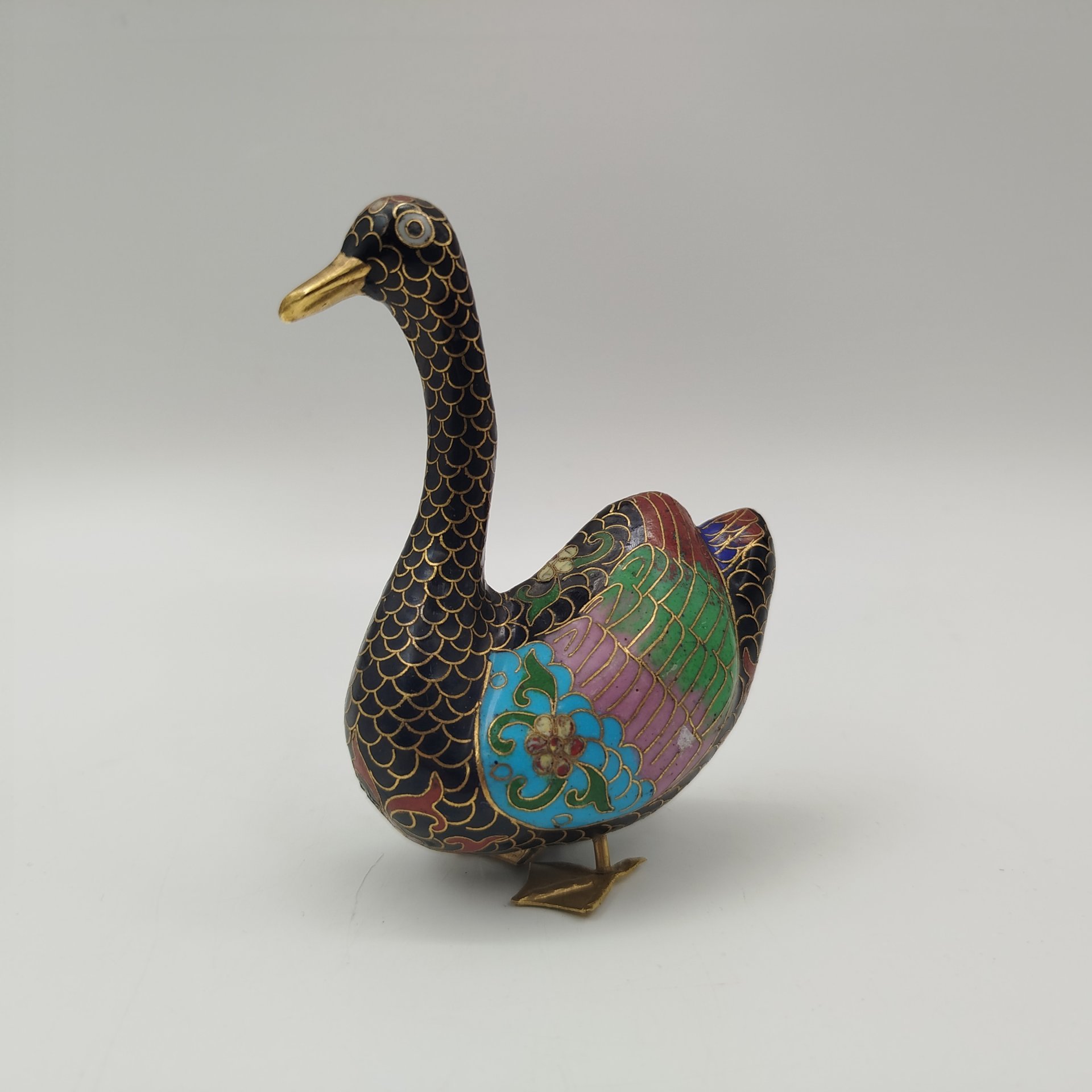 Статуэтка "Лебедь", выполненная в технике клуазоне, латунь, эмали, Китай, 1970-2000 гг.