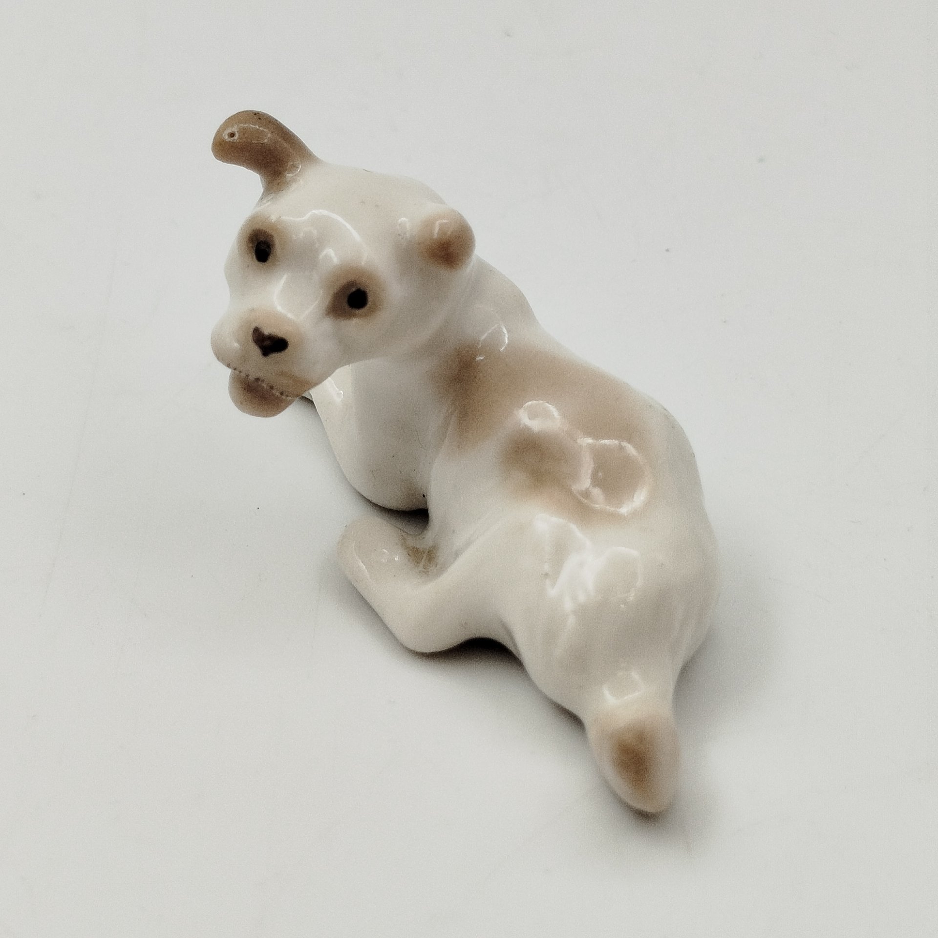 Статуэтка миниатюрная "Дворняжка", скульптор Н.Е. Муратов, фарфор, Ленинградский фарфоровый завод (ЛФЗ), СССР, 1970-1980 гг.