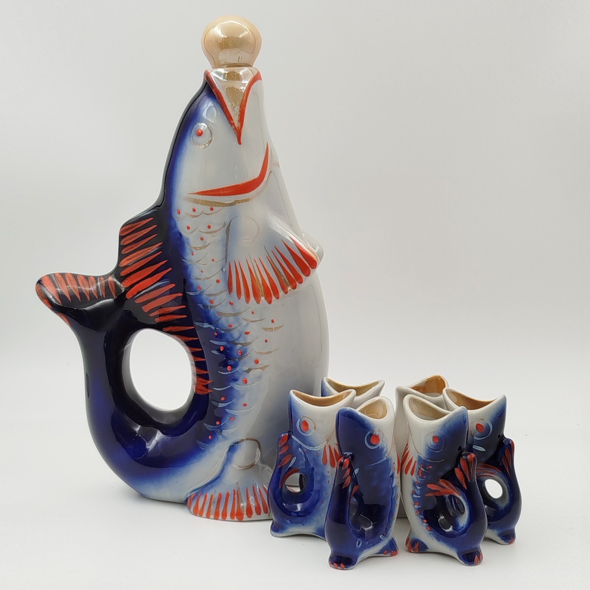 Набор для крепких напитков "Рыба" (штоф и 6 стопок), автор М.Д.Барамидзе, фарфор, роспись, Полонский завод художественной керамики (Полонное ЗХК), СССР, 1973-1991 гг.