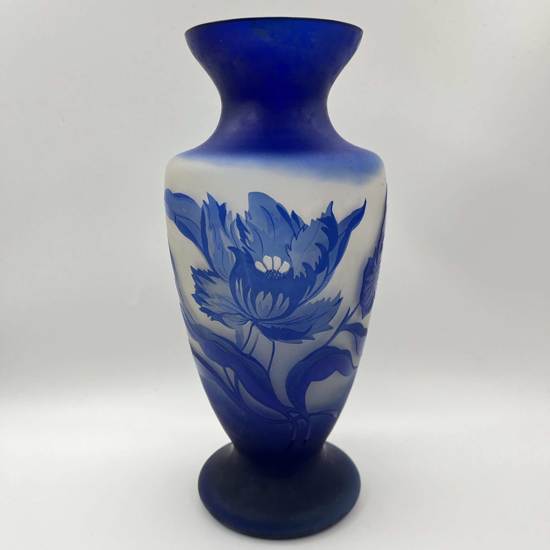 Ваза для цветов "Орхидея" в стиле "Галле", автор Шувалов Е.С., стекло, двухслойное, выдувание, травление, Дятьковский хрустальный завод, СССР, 1960-1980 гг.