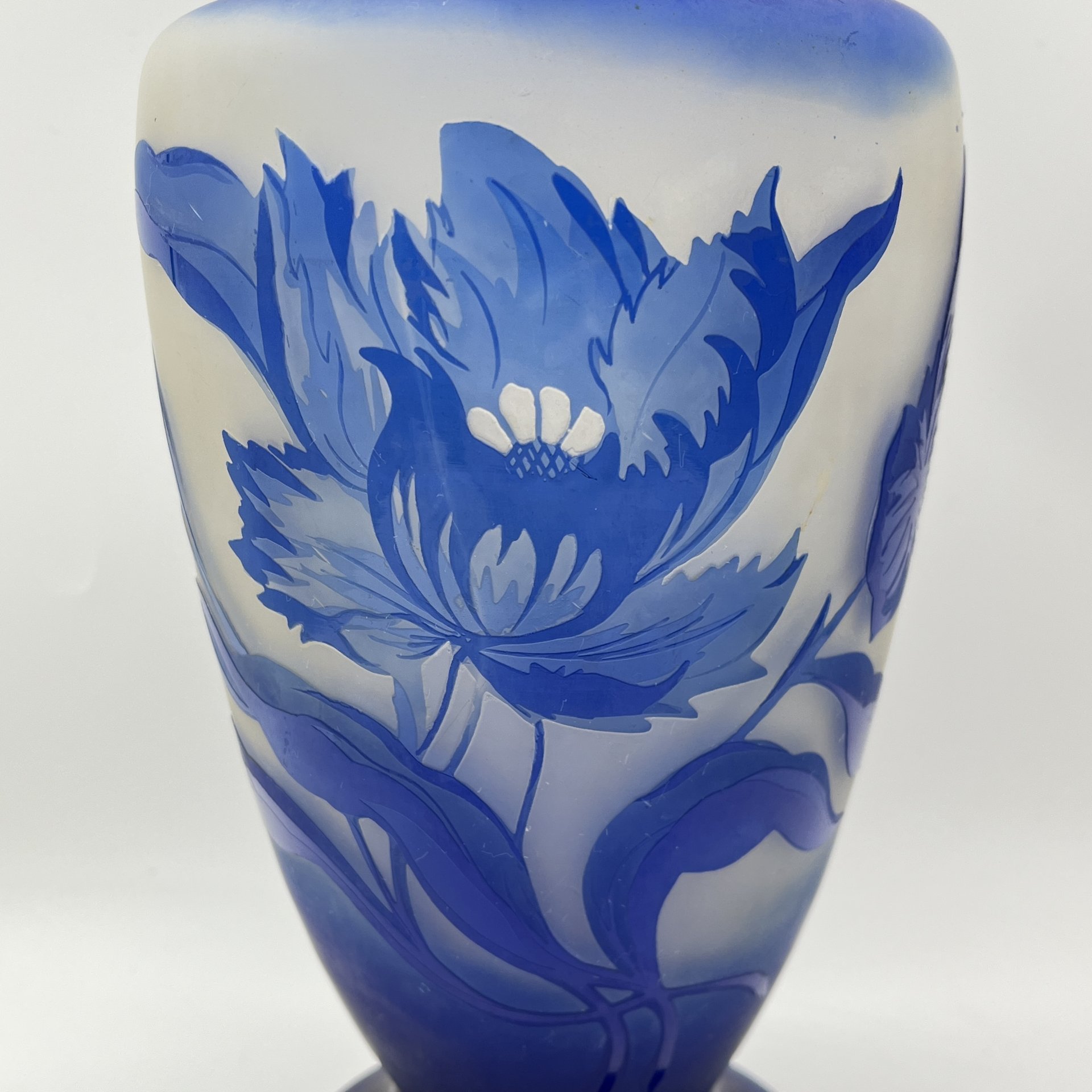 Ваза для цветов "Орхидея" в стиле "Галле", автор Шувалов Е.С., стекло, двухслойное, выдувание, травление, Дятьковский хрустальный завод, СССР, 1960-1980 гг.