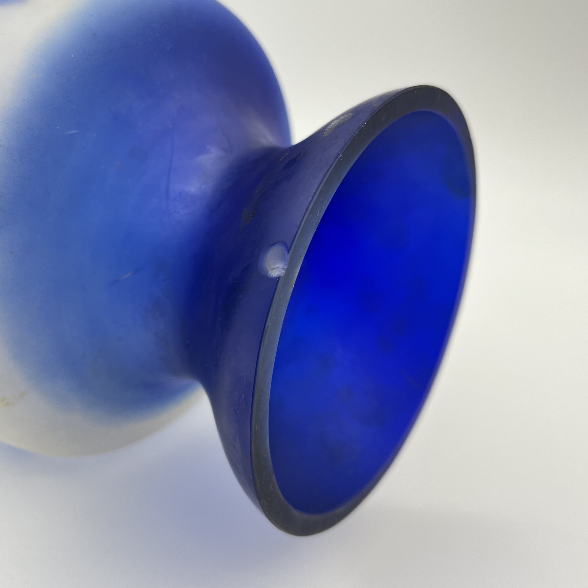 Ваза для цветов "Орхидея" в стиле "Галле", автор Шувалов Е.С., стекло, двухслойное, выдувание, травление, Дятьковский хрустальный завод, СССР, 1960-1980 гг.