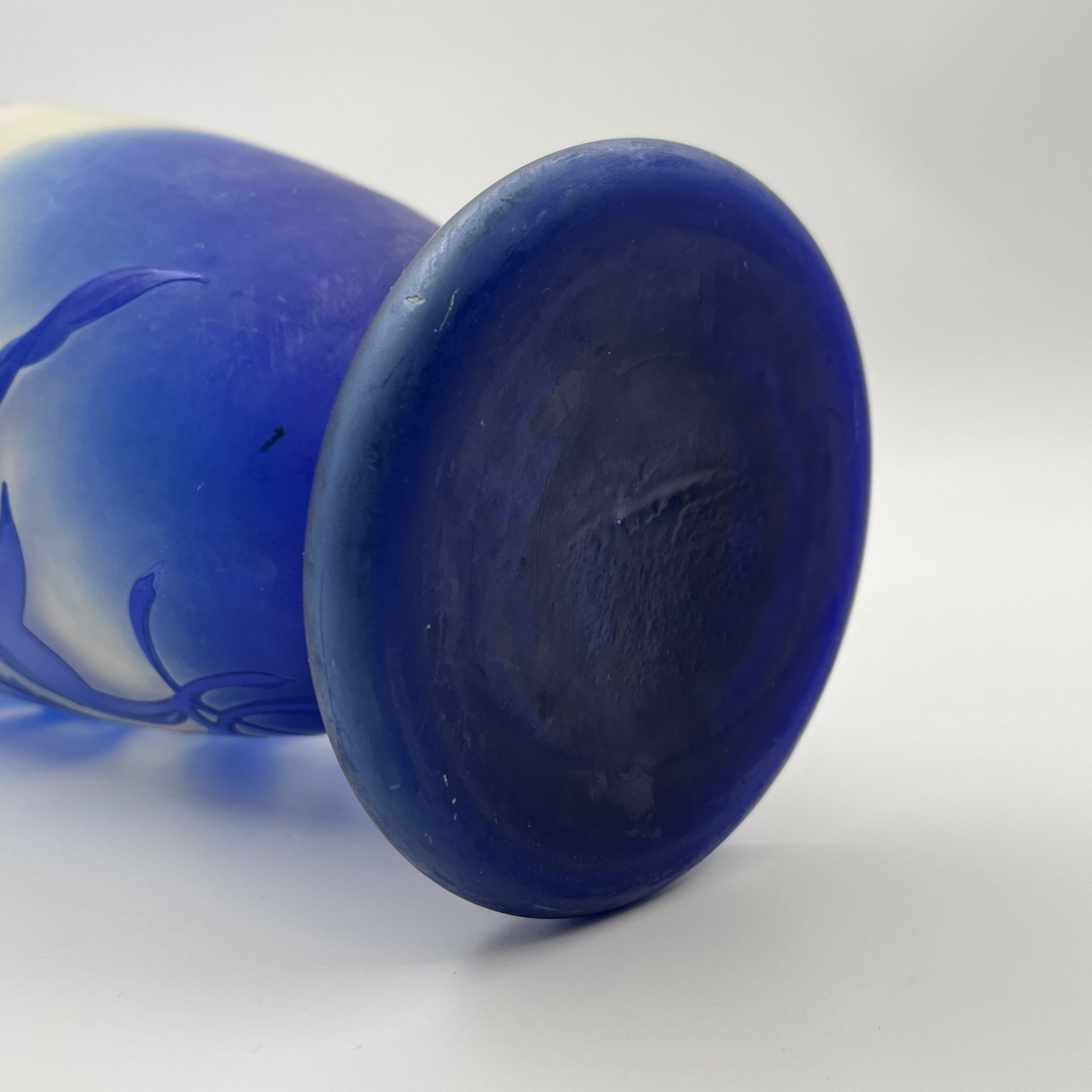 Ваза для цветов "Орхидея" в стиле "Галле", автор Шувалов Е.С., стекло, двухслойное, выдувание, травление, Дятьковский хрустальный завод, СССР, 1960-1980 гг.