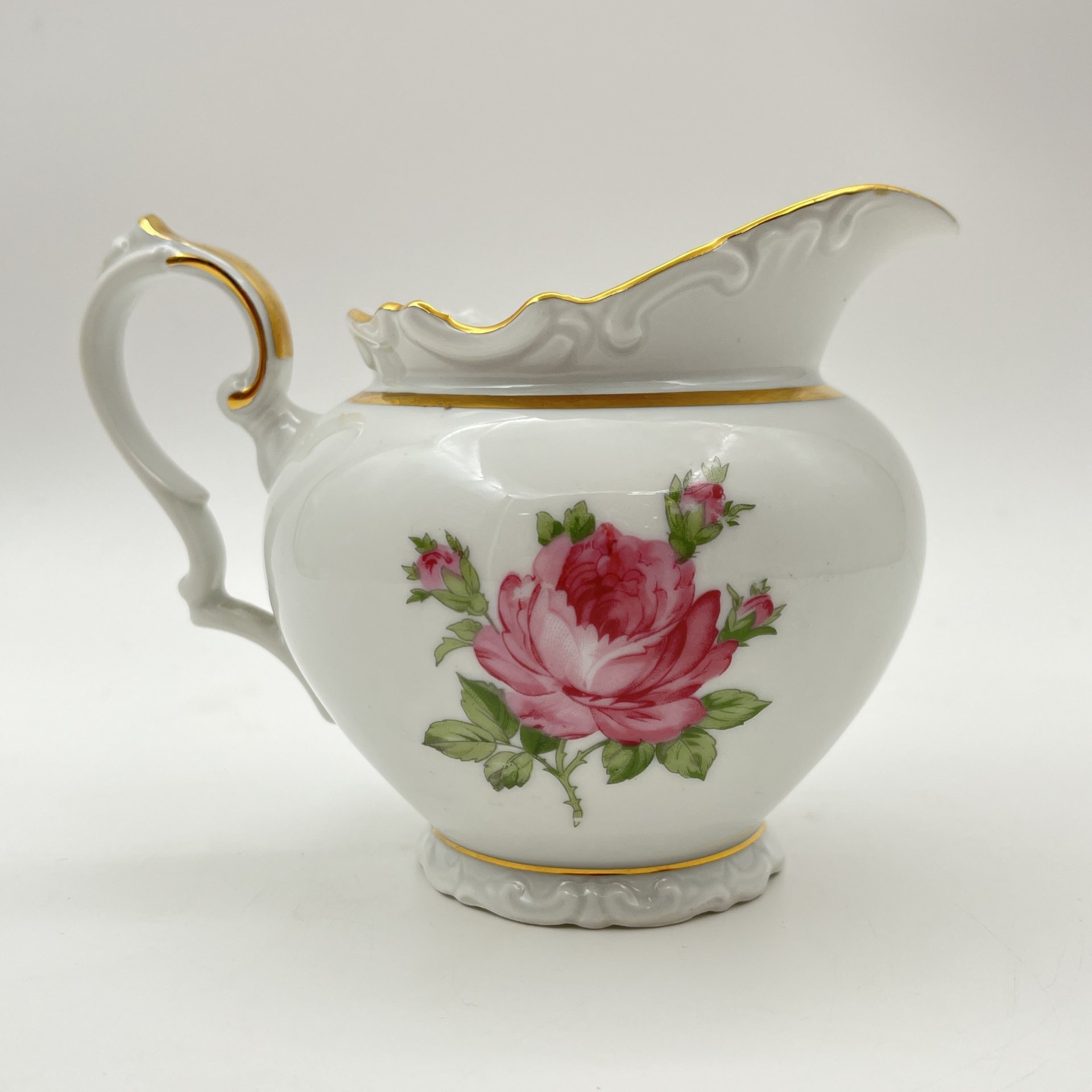 Молочник, украшенный изображением розы, фарфор, деколь, золочение, Kahla, ГДР, 1968-1987 гг.