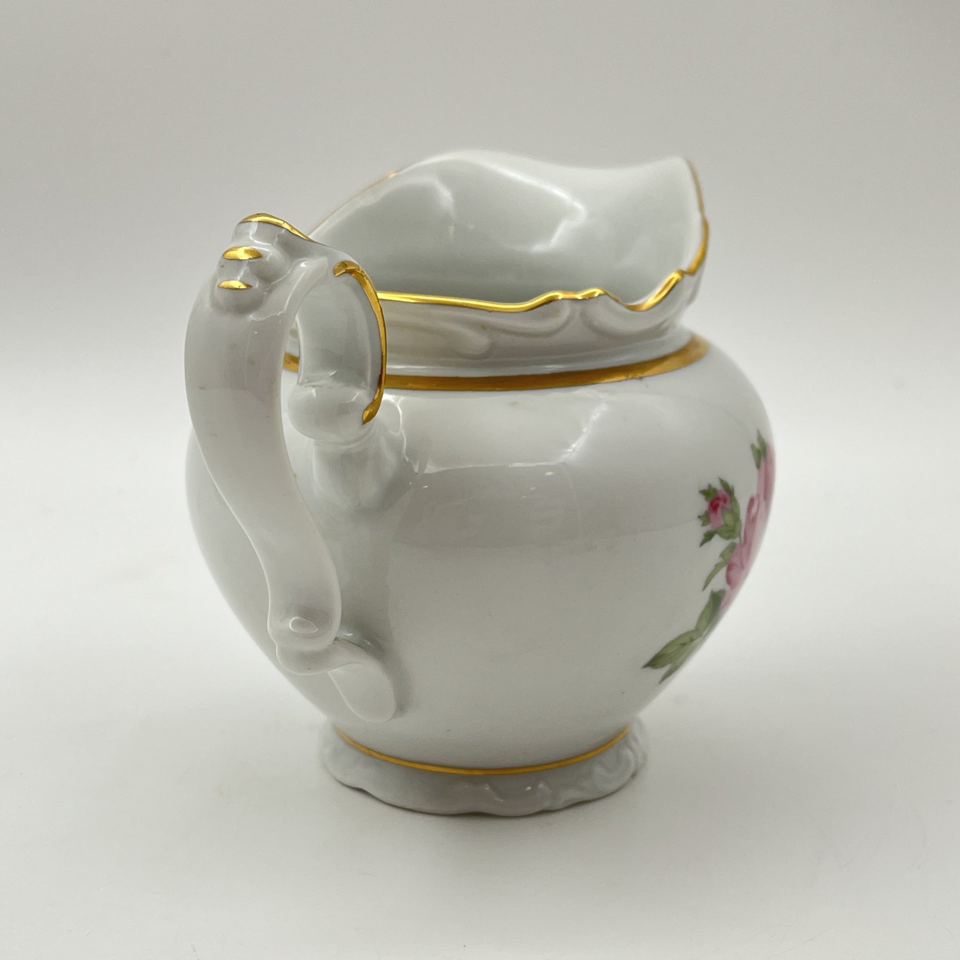 Молочник, украшенный изображением розы, фарфор, деколь, золочение, Kahla, ГДР, 1968-1987 гг.