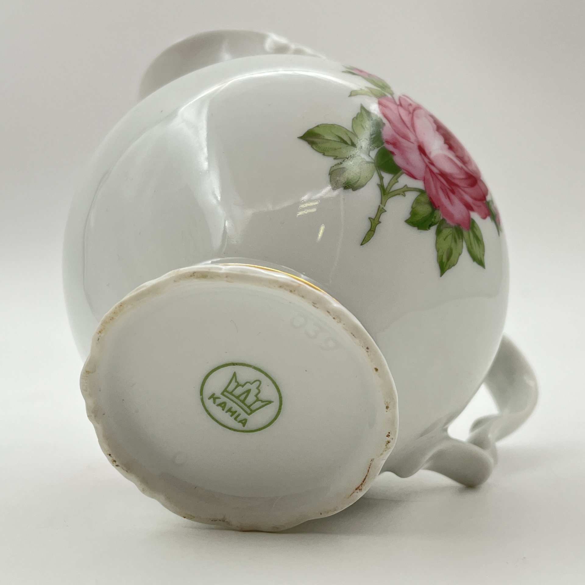 Молочник, украшенный изображением розы, фарфор, деколь, золочение, Kahla, ГДР, 1968-1987 гг.