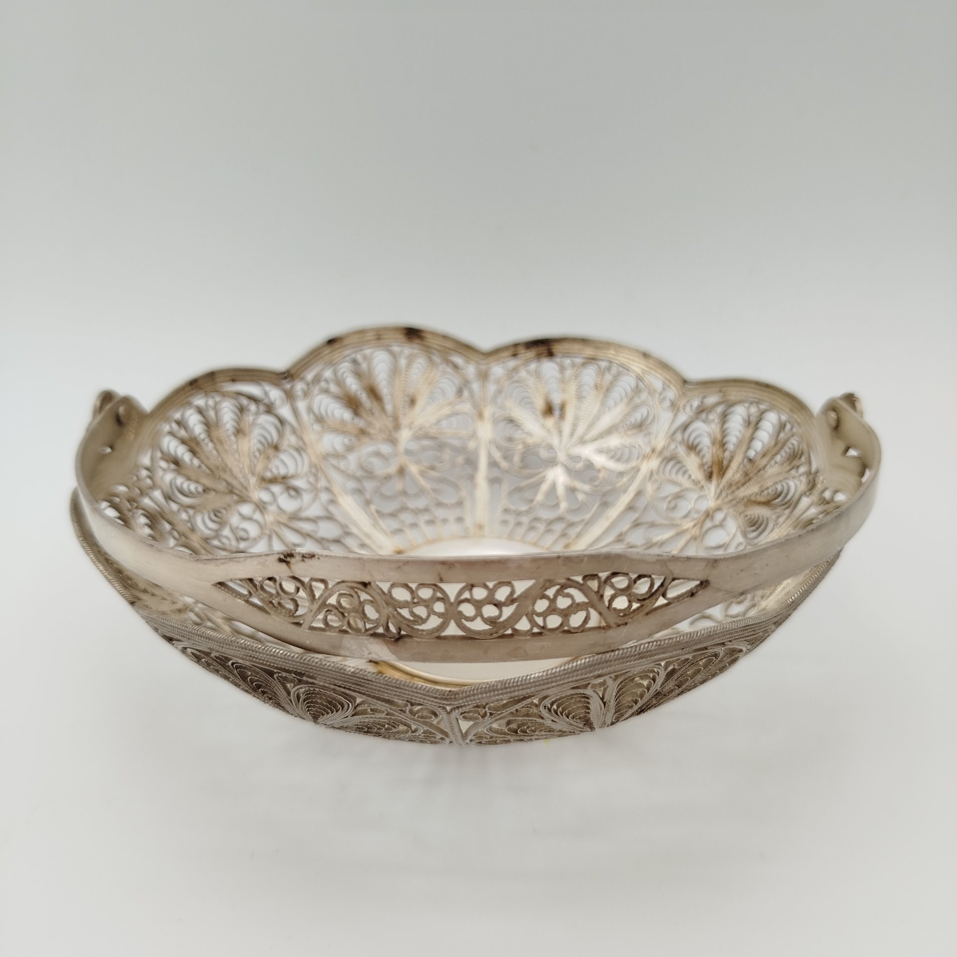 Конфетница, выполненная в технике ажурной скани, мельхиор (медь-никель), скань, Мстерская художественная фабрика  «Ювелир», СССР, 1970-1990 гг.