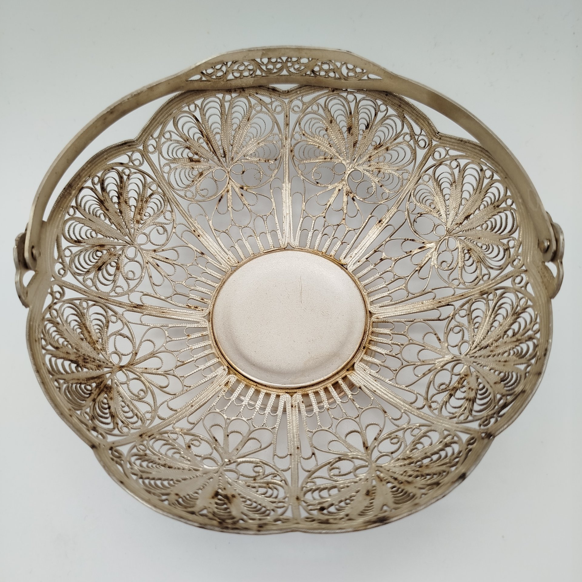 Конфетница, выполненная в технике ажурной скани, мельхиор (медь-никель), скань, Мстерская художественная фабрика  «Ювелир», СССР, 1970-1990 гг.