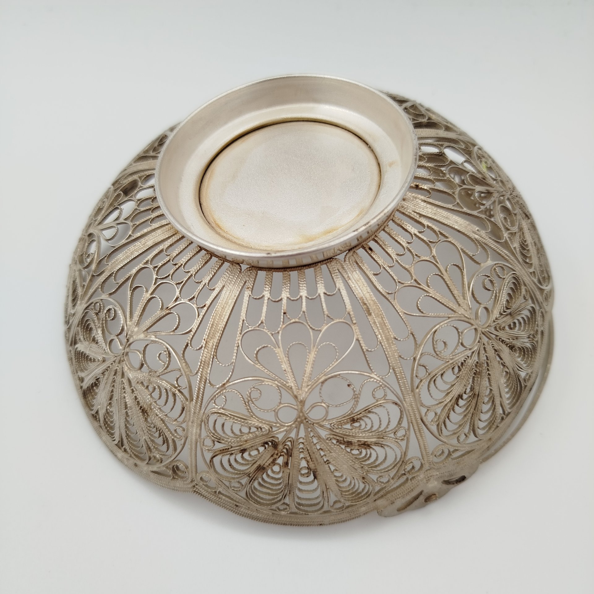 Конфетница, выполненная в технике ажурной скани, мельхиор (медь-никель), скань, Мстерская художественная фабрика  «Ювелир», СССР, 1970-1990 гг.