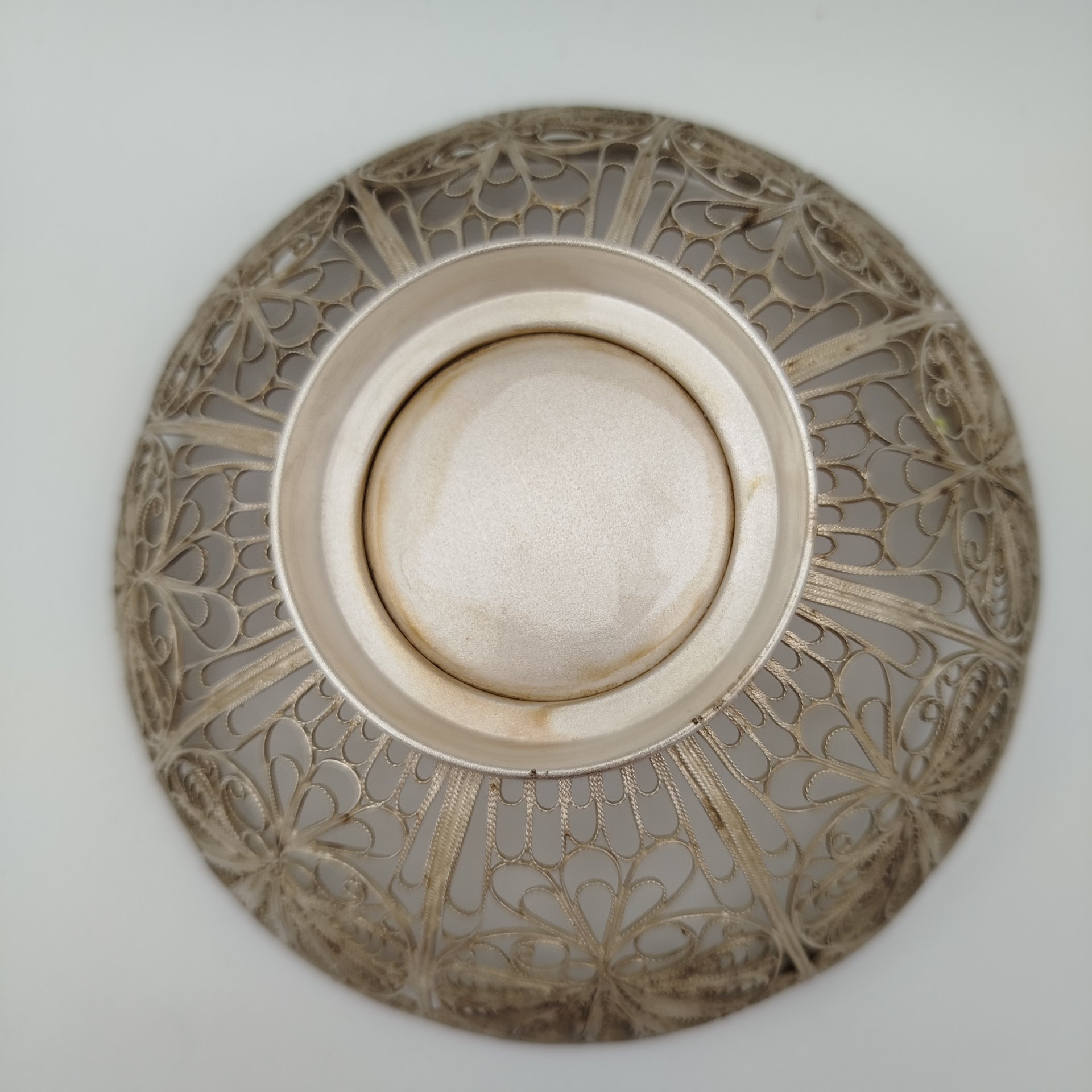 Конфетница, выполненная в технике ажурной скани, мельхиор (медь-никель), скань, Мстерская художественная фабрика  «Ювелир», СССР, 1970-1990 гг.