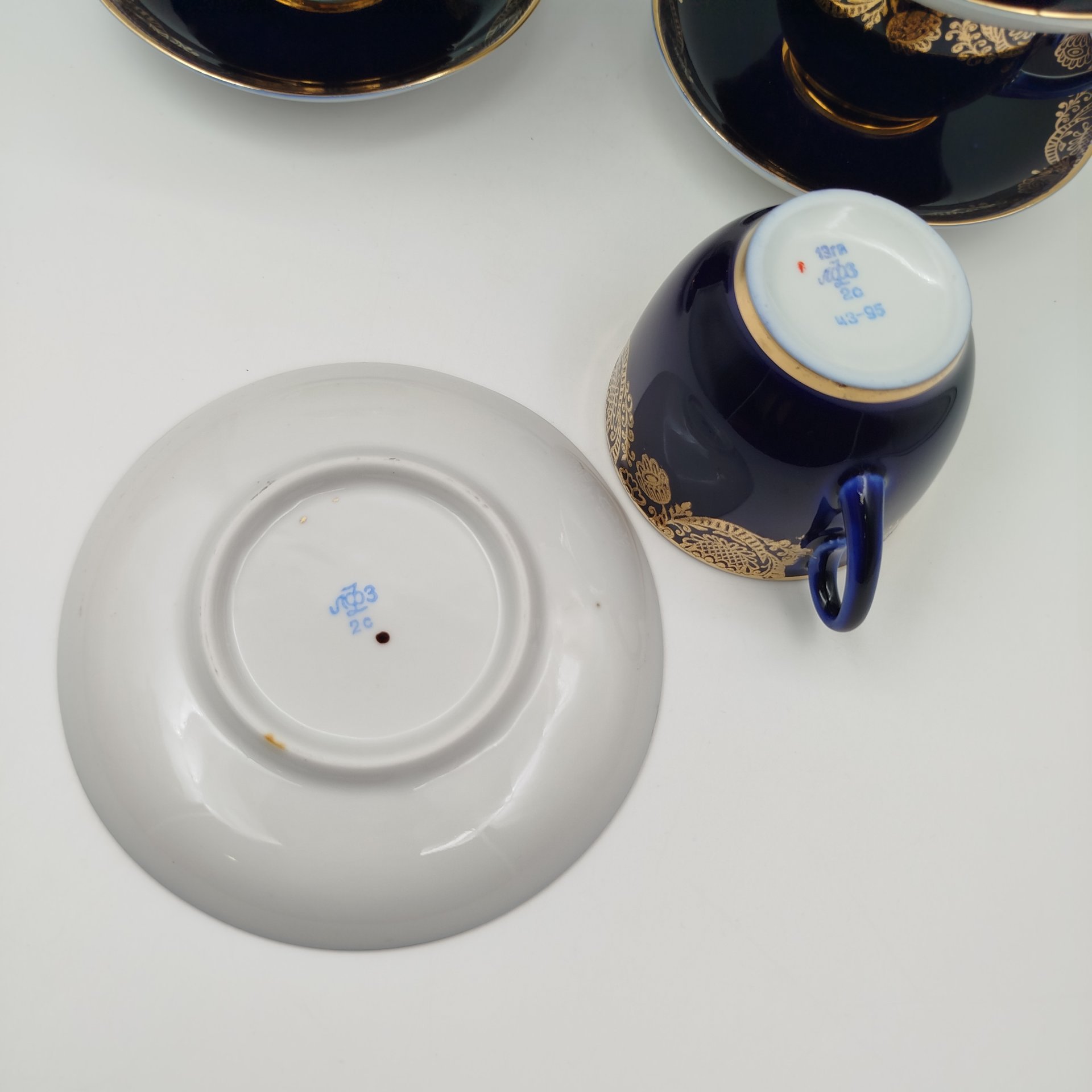 Набор из шести чайных пар с ажурным декором и надписью "Поздравляю", фарфор, крытье кобальтом, золочение, Ленинградский фарфоровый завод (ЛФЗ), СССР, 1960-1970 гг.